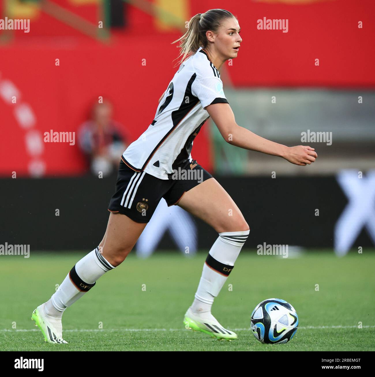 07. Juli 2023, Bayern, Fürth: Fußball, Frauen: Internationale Spiele, Deutschland - Sambia im Sportpark Ronhof Thomas Sommer. Jule Brand aus Deutschland spielt den Ball. Foto: Daniel Karmann/dpa Stockfoto