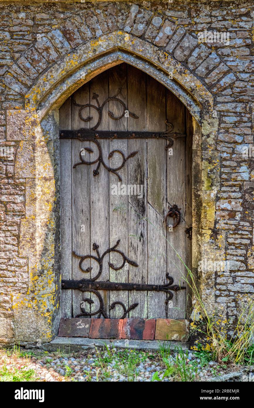 Das Tor zur Pfarrkirche Allerheiligen & St. Nicolas in Icklesham in der Nähe von Winchelsea in East Sussex Stockfoto