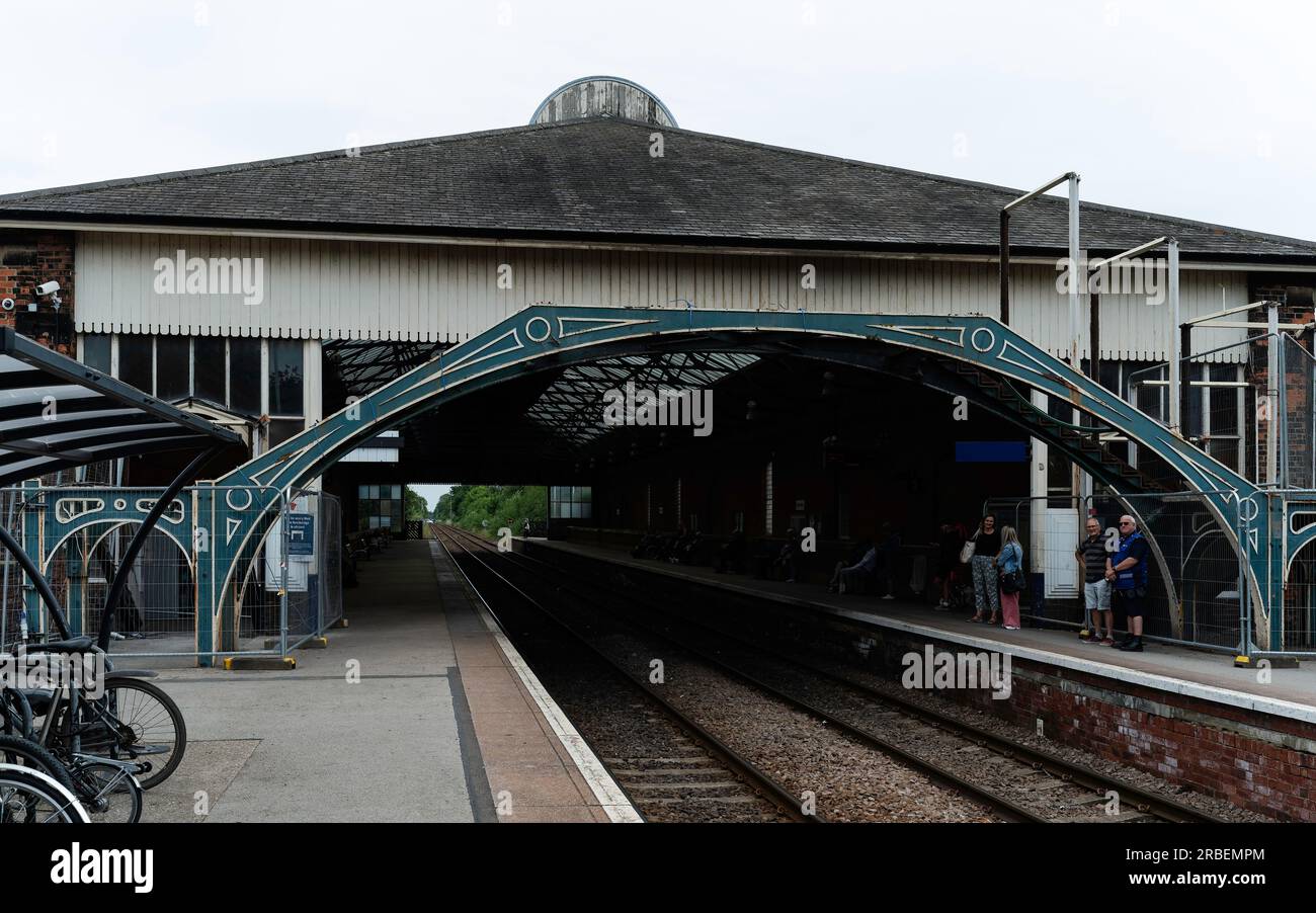 Eine Fußgängerbrücke ohne Schutzdach der Klasse 2 wird derzeit vor dem Bahnhof in Beverley, Großbritannien, renoviert. Stockfoto