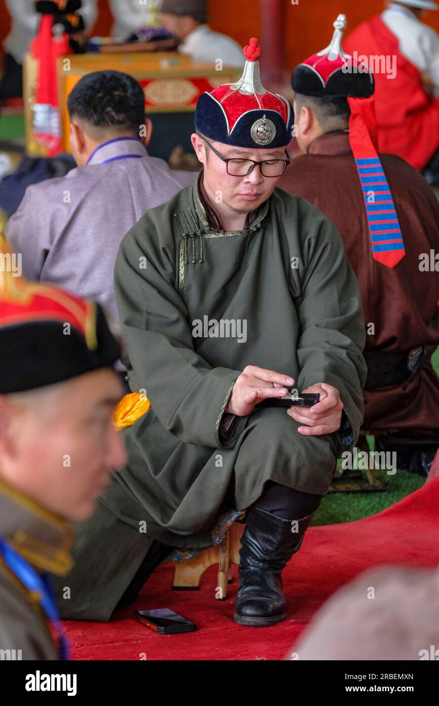 Ulaanbaatar, Mongolei - 9. Juli 2023: Teilnehmer an einem Knucklebone-Schießwettbewerb in Ulaanbaatar, Mongolei. Stockfoto