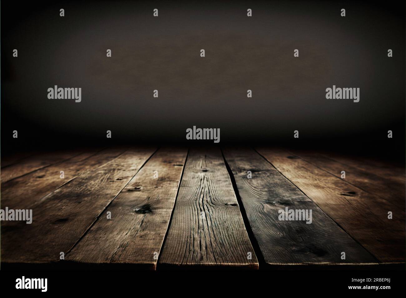 Holztisch mit dunkel verschwommenem Hintergrund. Stockfoto