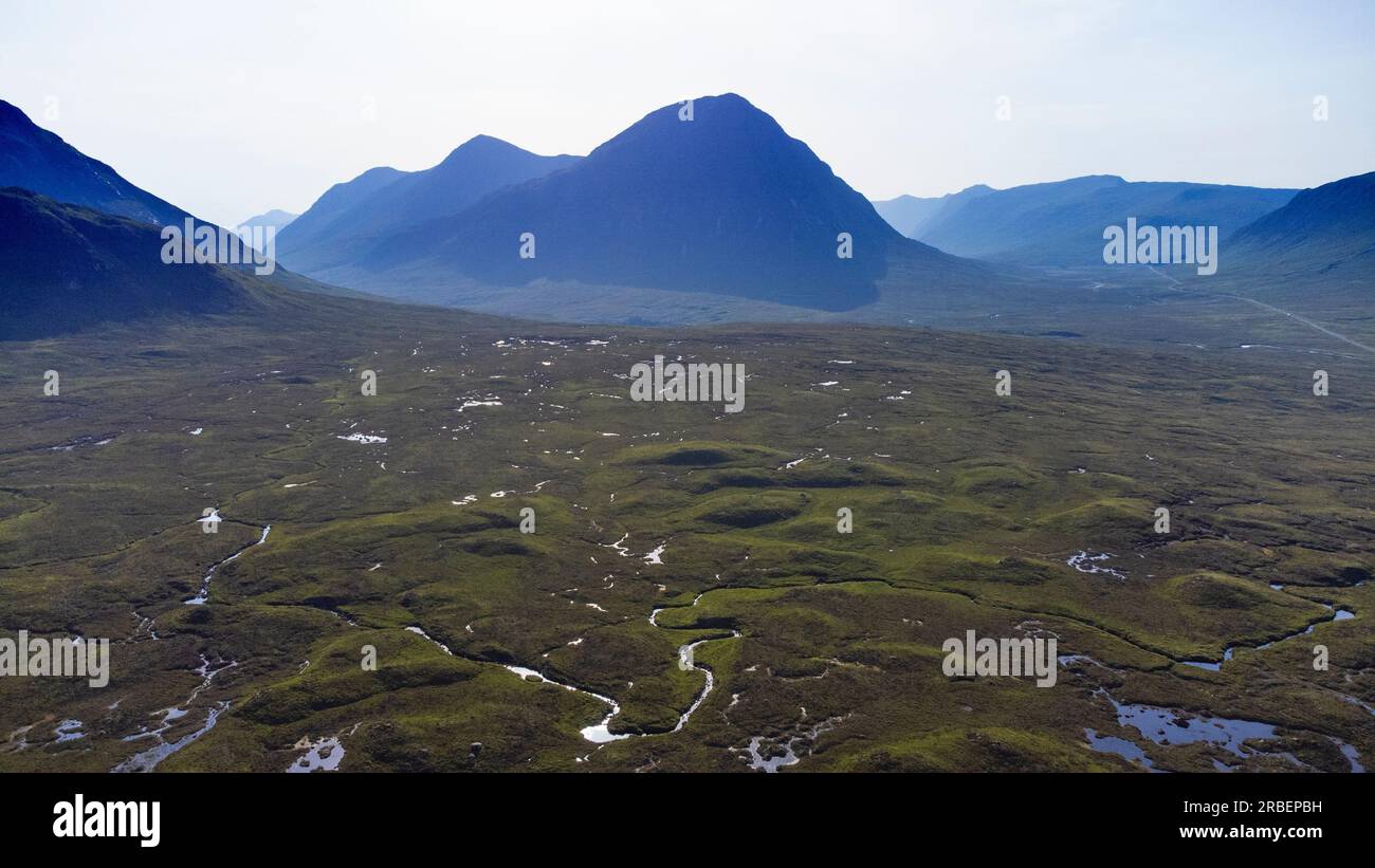 Blick aus der Vogelperspektive auf Buachaille Etive Mor und den Pass of Glencoe in den schottischen Highlands von Lochaber, Schottland, Großbritannien Stockfoto