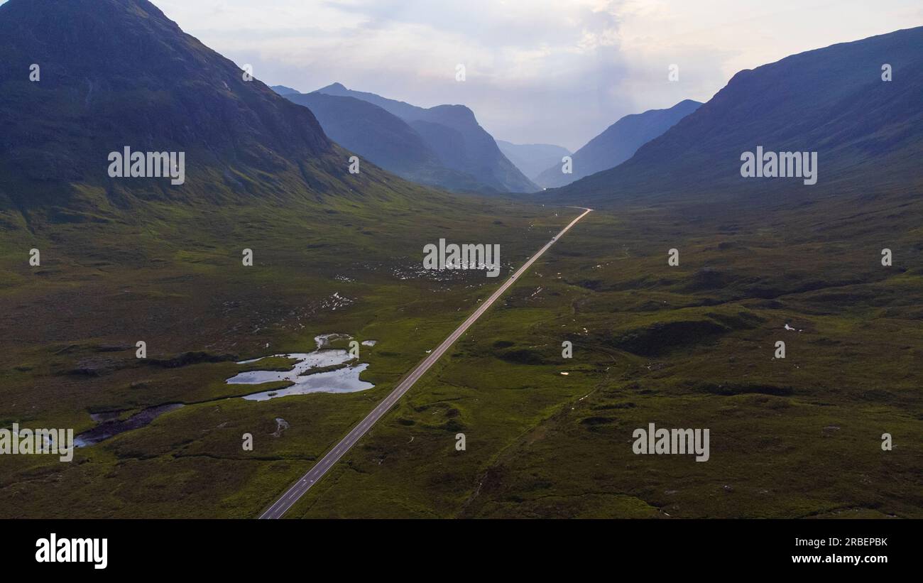 Blick aus der Vogelperspektive auf Buachaille Etive Mor, die Three Sisters und den Pass of Glencoe in den schottischen Highlands von Lochaber, Schottland, Großbritannien Stockfoto