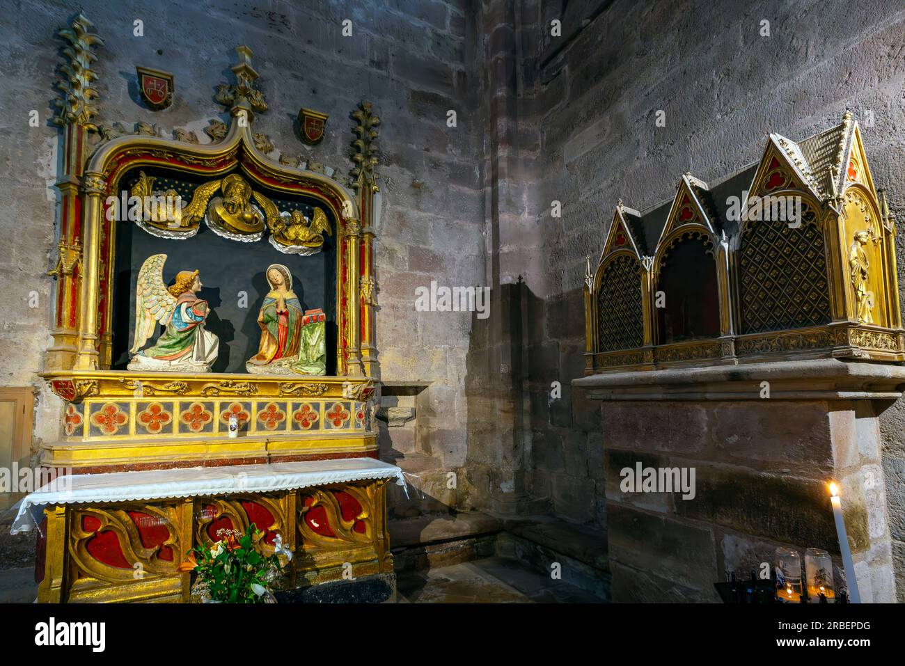 Altar der Verkündigung der Marienkapelle von St. Arthemon. Die Cathédrale Notre-Dame in der Stadt Rodez. Departement Aveyron in der Okzitanie Stockfoto