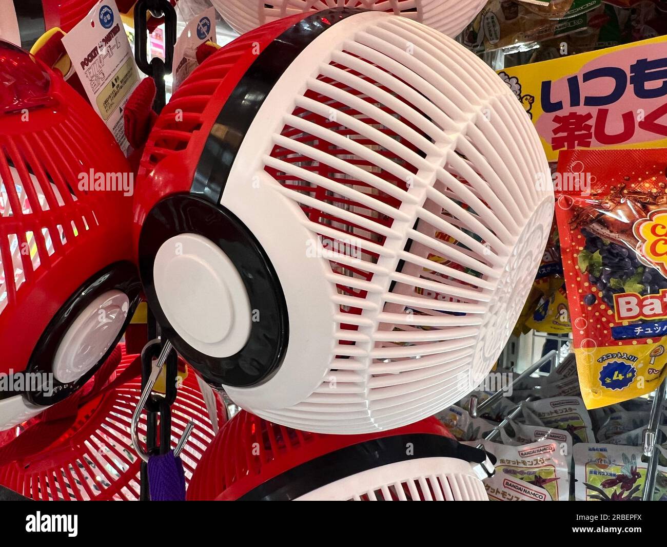 Tokio 05 2023. Mai: Ein Pokeball aus der Pokemon-Serie im Laden zum Verkauf. Pokemon ist abgekürzt vom japanischen Titel Pocket Monsters und trägt derzeit die Marke Pokemon. Es ist eines der beliebtesten Anime der Welt Stockfoto