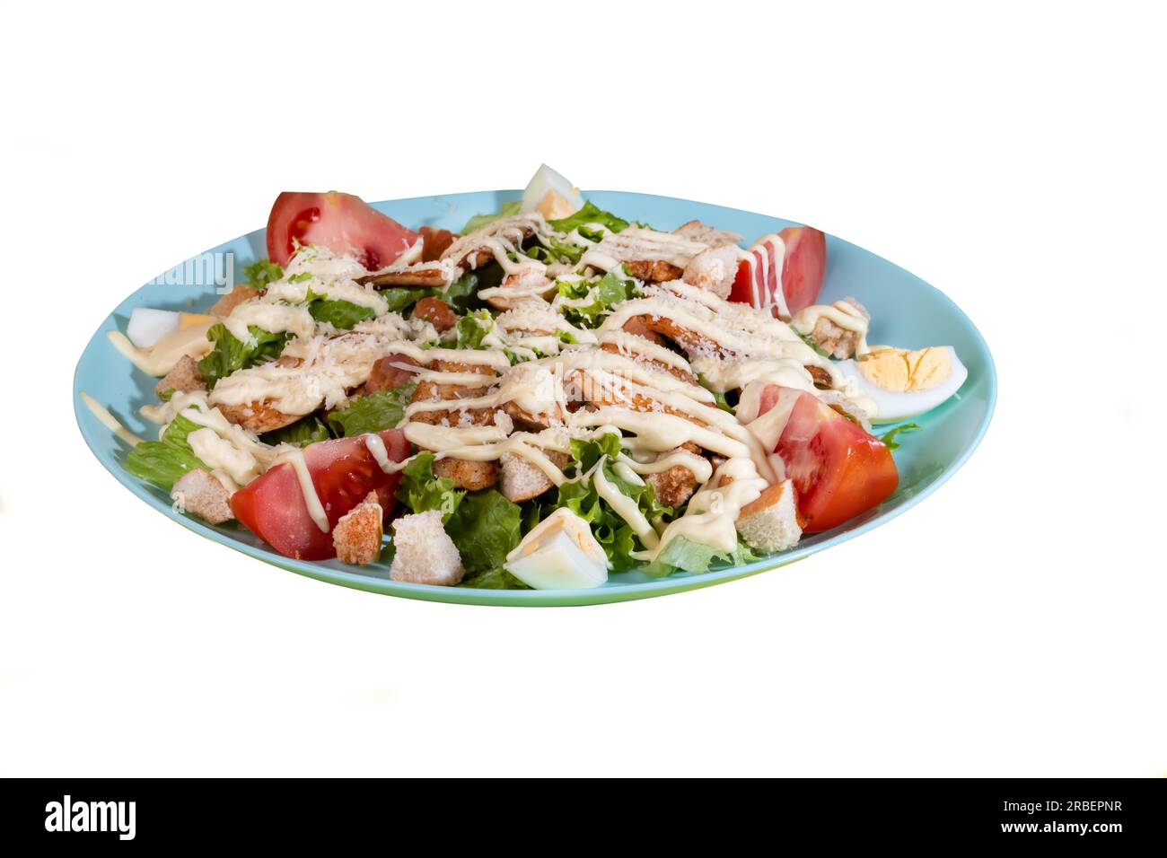 Salat mit Salat, Huhn, Kirschtomaten und Eiern. Gewürzt mit leichter Sauce. Auf einem farbigen Hintergrund.Bereich kopieren Stockfoto