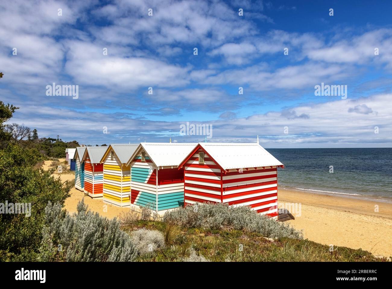 Brighton Beach viktorianische Badeboxen. Bunte Strandhütten säumen den Sand in Melbourne, Australien. Sie sind sehr begehrenswert und extern Stockfoto