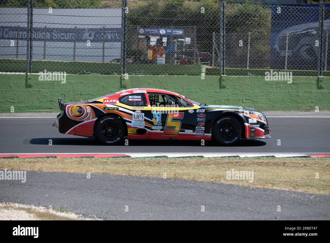 Vallelunga Circuit, Rom, Italien 9 2023. Juli - Nascar Whelen Euro Series, EN2. RENNEN ZWEI. Vladimiros Tziortzis (CYP) in Aktion auf der Rennstrecke. Foto: Fabio Pagani/Alamy Live News Stockfoto