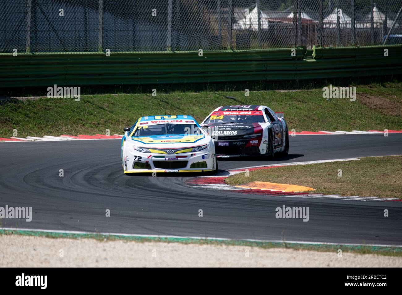 Vallelunga Circuit, Rom, Italien 9 2023. Juli - Nascar Whelen Euro Series, EnPro RENNEN 2. Vittorio Ghirelli (72) (ITA) Gewinner des Rennens und Gianmarco Ercoli (45) (ITA) in Aktion auf der Rennstrecke. Foto: Fabio Pagani/Alamy Live News Stockfoto