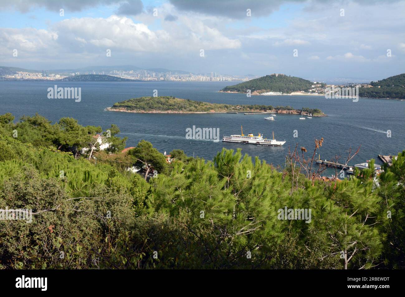Die Fähre von Istanbul, die auf der Insel Burgazada ankommt, in der Kette der Prinzeninseln (Adalar), im Meer von Marmara, Türkei, Turkiye. Stockfoto