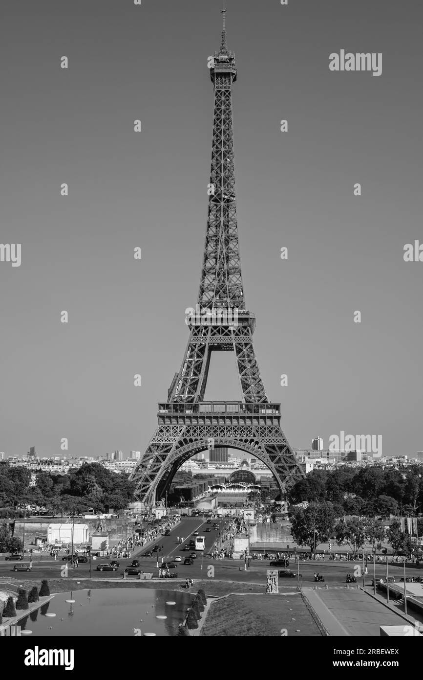 Paris, Frankreich - 25. Juni 2023 : Panoramablick auf den Eiffelturm von Paris, Frankreich in Schwarz und Weiß Stockfoto