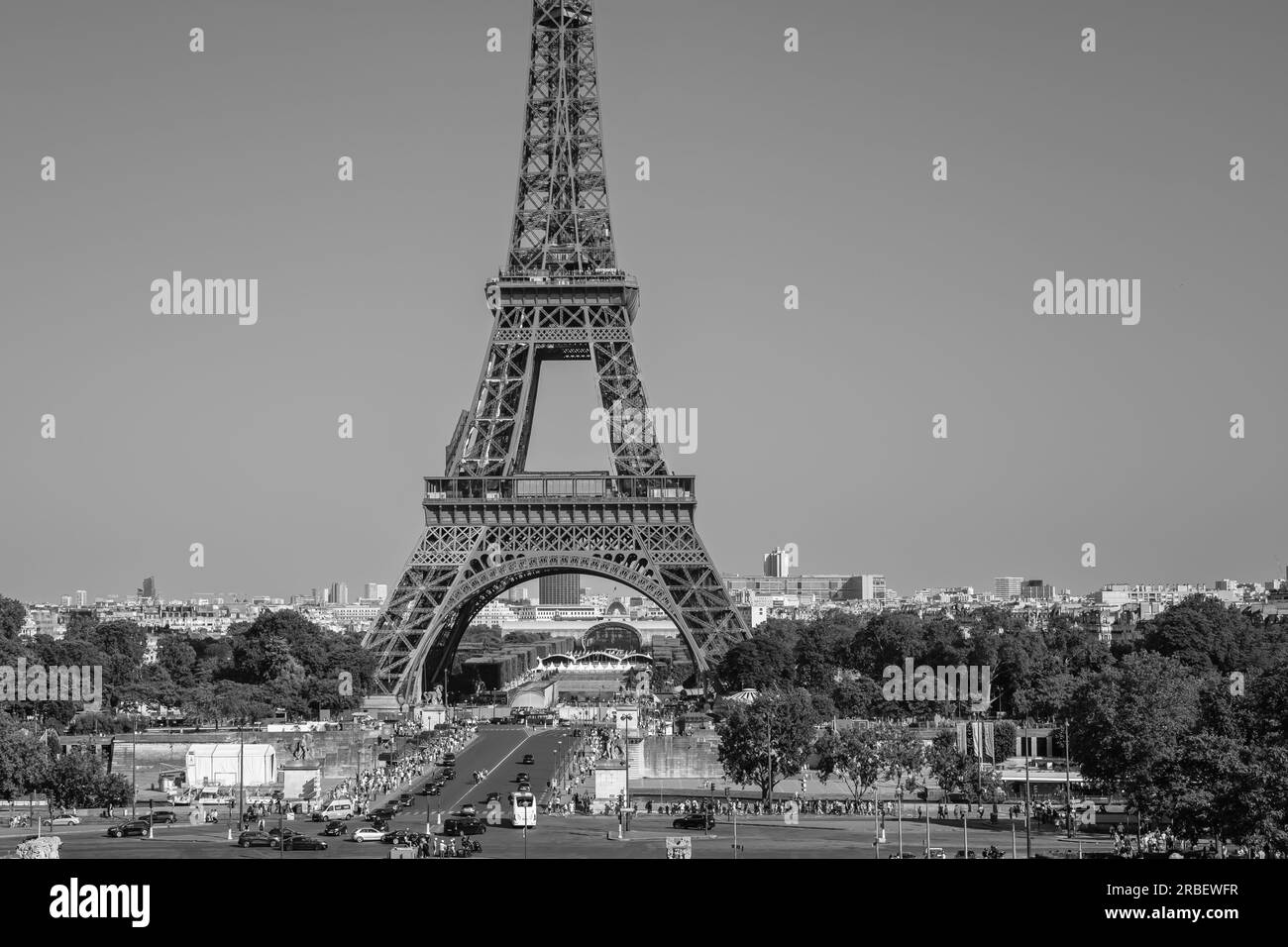 Paris, Frankreich - 25. Juni 2023 : Panoramablick auf den Eiffelturm von Paris, Frankreich in Schwarz und Weiß Stockfoto