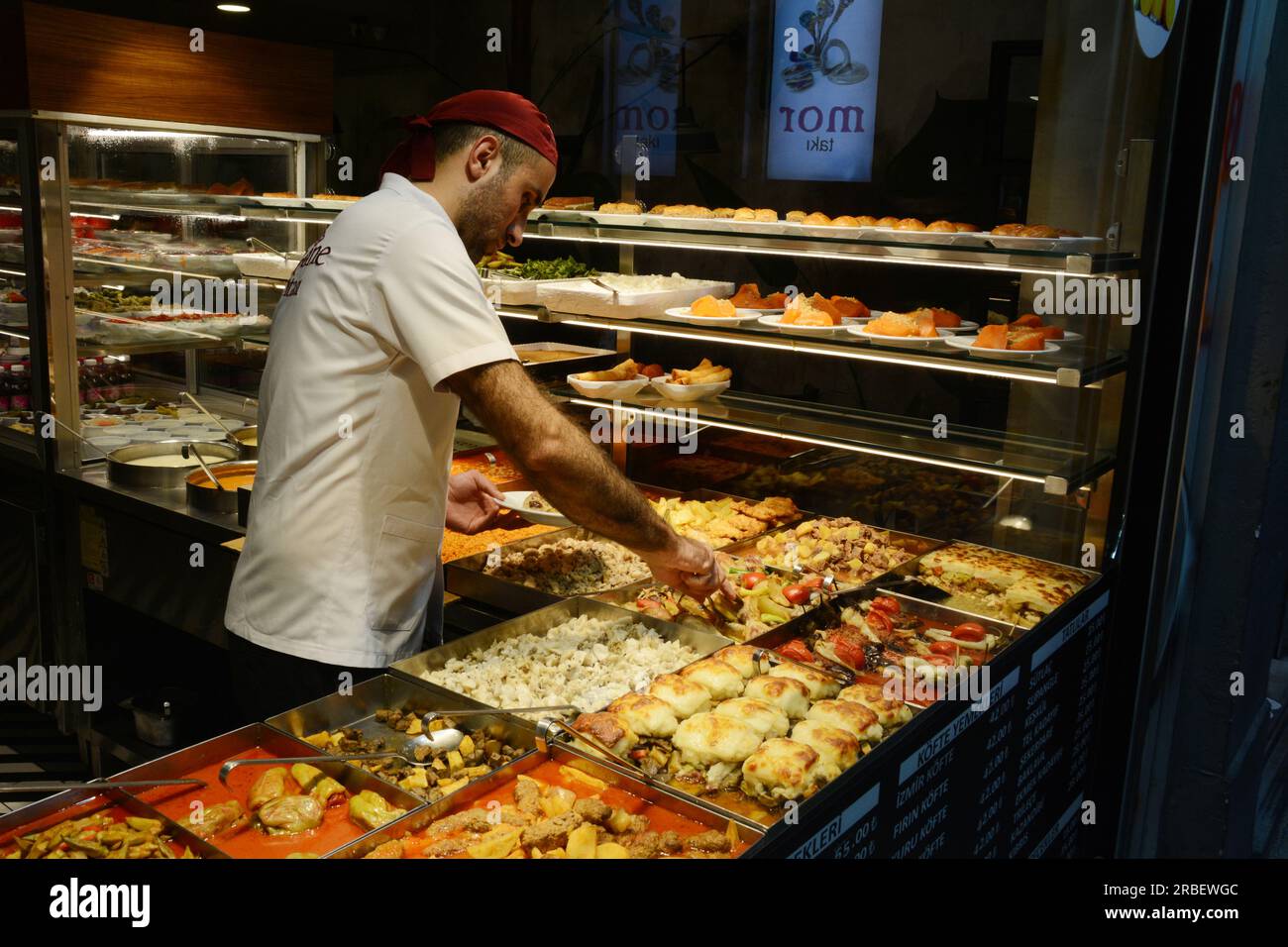Ein Arbeiter präsentiert die Speisen in einem traditionellen türkischen Lokanta, einem Restaurant im Cafeteria-Stil, im Beyoglu-Viertel von Istanbul, Türkei. Stockfoto