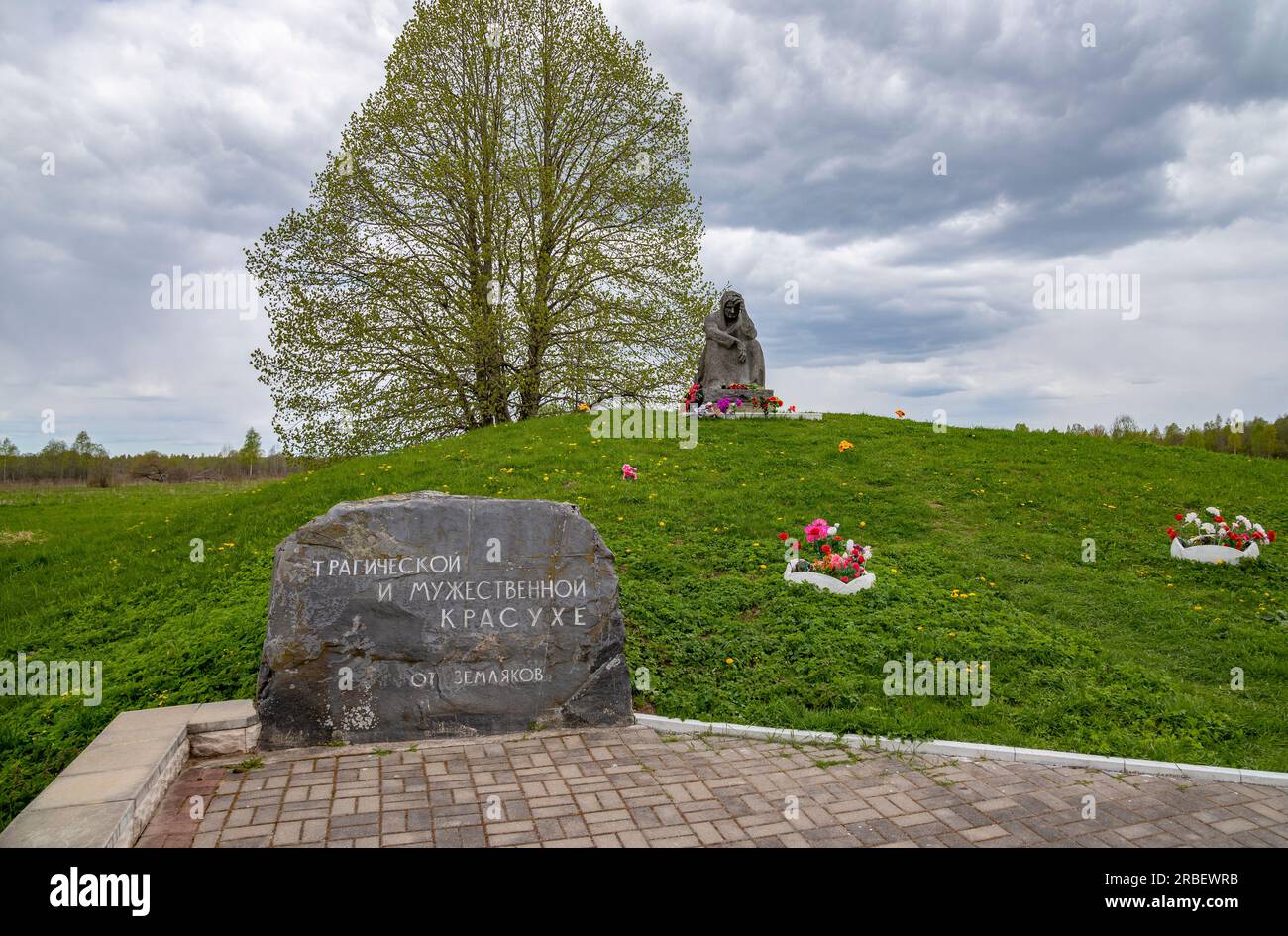 KRASUKHA, RUSSLAND - 07. MAI 2023: Denkmal "trauernde Pskow-Frau". Krasukha. Region Pskov Stockfoto