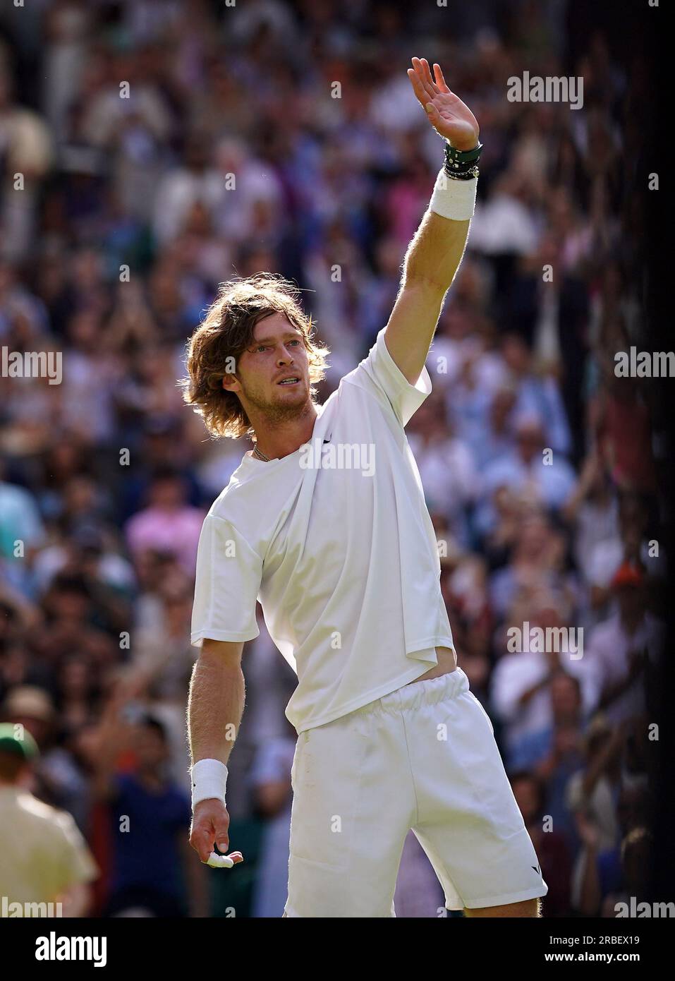 Andrey Rublev feiert den Sieg von Alexander Bublik (nicht abgebildet) am 7. Tag der Wimbledon-Meisterschaft 2023 im All England Lawn Tennis and Croquet Club in Wimbledon. Foto: Sonntag, 9. Juli 2023. Stockfoto