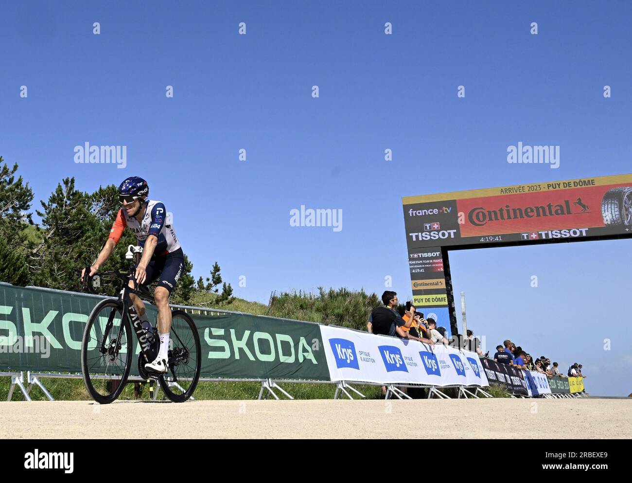 Canadian Michael Woods von Israel-Premier Tech feiert nach dem Sieg der Stufe 9 des Radrennen Tour de France, einem 182,4 km langen Rennen von Saint-Leonard-de-Noblat nach Puy de Dome, Frankreich, Sonntag, den 09. Juli 2023. Die diesjährige Tour de France findet vom 01. Bis 23. Juli 2023 statt. BELGA FOTO DIRK WAEM Stockfoto