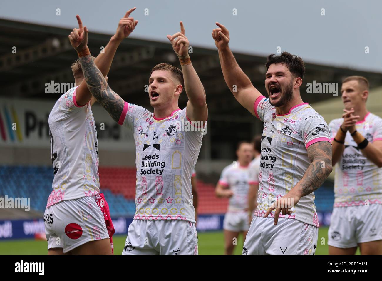 AJ Bell Stadium, Stadium Way, Eccles, Salford, 9. Juli 2023 Betfred Super League Salford Red Devils gegen Leeds Rhinos Corey Johnson und James Bentley von Leeds Rhinos feiern den 16-14 Sieg über Salford Red Devils Credit: Touchlinepics/Alamy Live News Stockfoto