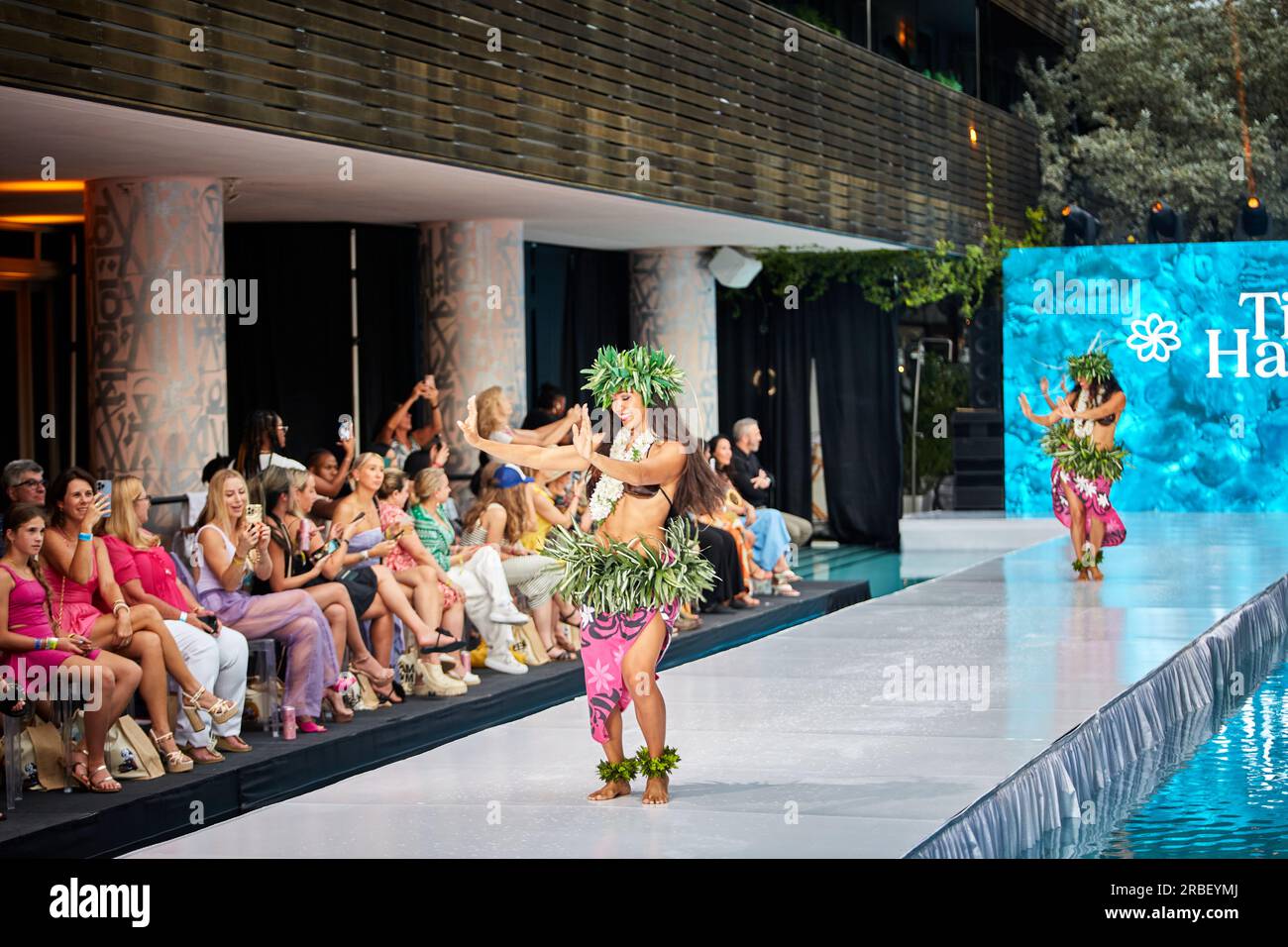 Miami Beach, USA. 09. Juli 2023. MIAMI BEACH, FLORIDA - Ein Model wandert auf dem Laufsteg für die Miami Swim Fashion Show, die von Tiara Hawaii während der Miami Swim Week im SLS Hotel am 08. Juli 2023 präsentiert wird. Kredit: Yaroslav Sabitov/YES Market Media/Alamy Live News. Stockfoto