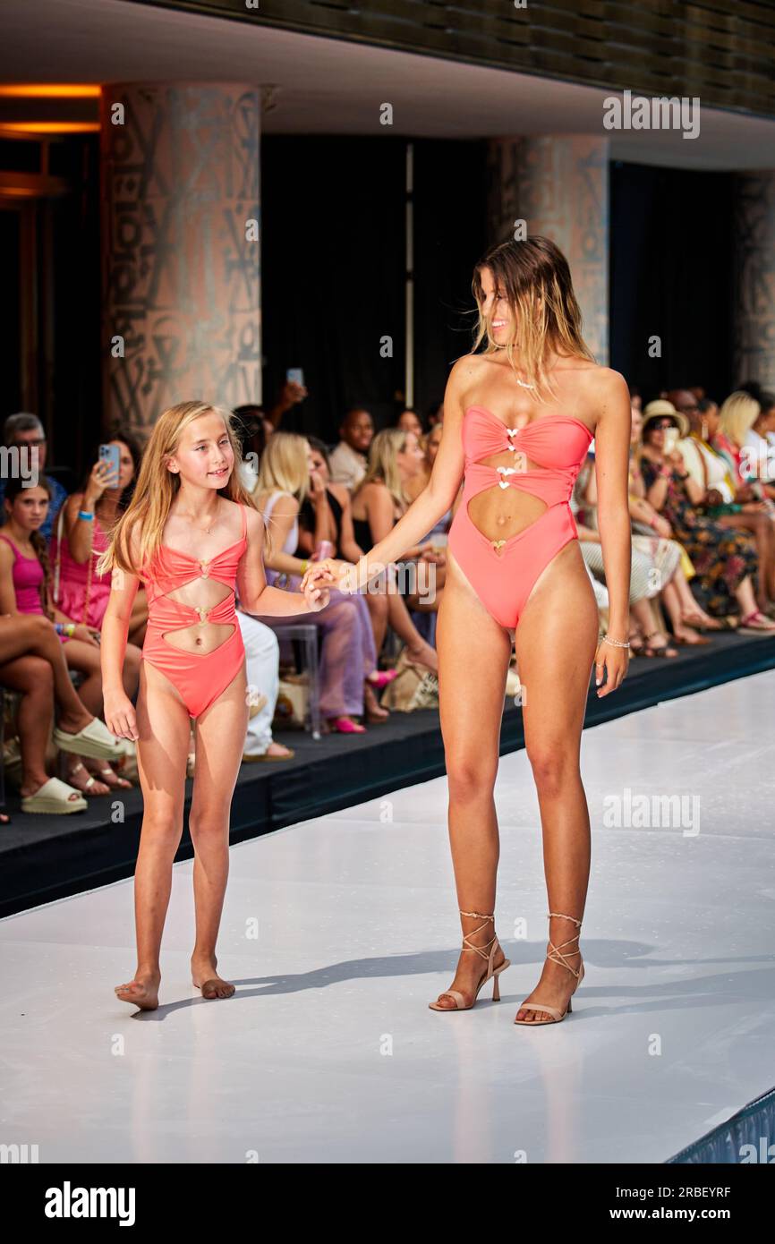 Miami Beach, USA. 09. Juli 2023. MIAMI BEACH, FLORIDA - Ein Model wandert auf dem Laufsteg für die Miami Swim Fashion Show, die von Tiara Hawaii während der Miami Swim Week im SLS Hotel am 08. Juli 2023 präsentiert wird. Kredit: Yaroslav Sabitov/YES Market Media/Alamy Live News. Stockfoto