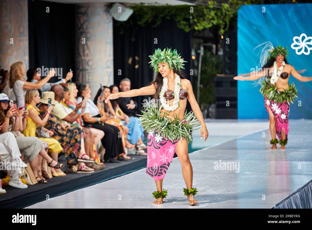 Miami Beach, USA. 09. Juli 2023. MIAMI BEACH, FLORIDA - Ein Model wandert auf dem Laufsteg für die Miami Swim Fashion Show, die von Tiara Hawaii während der Miami Swim Week im SLS Hotel am 08. Juli 2023 präsentiert wird. Kredit: Yaroslav Sabitov/YES Market Media/Alamy Live News. Stockfoto