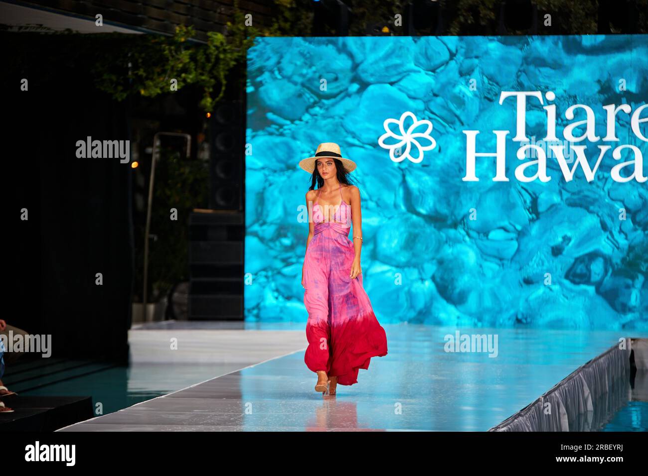 Miami Beach, USA. 09. Juli 2023. MIAMI BEACH, FLORIDA - Ein Model wandert auf dem Laufsteg für die Miami Swim Fashion Show, die von Tiara Hawaii während der Miami Swim Week im SLS Hotel am 08. Juli 2023 präsentiert wird. Kredit: Yaroslav Sabitov/YES Market Media/Alamy Live News. Stockfoto