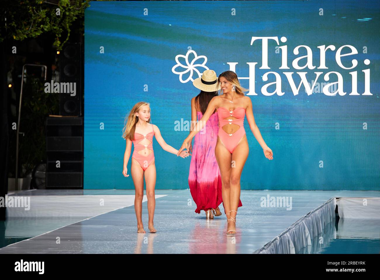 Miami Beach, USA. 09. Juli 2023. MIAMI BEACH, FLORIDA - Ein Model wandert auf dem Laufsteg für die Miami Swim Fashion Show, die von Tiara Hawaii während der Miami Swim Week im SLS Hotel am 08. Juli 2023 präsentiert wird. Kredit: Yaroslav Sabitov/YES Market Media/Alamy Live News. Stockfoto