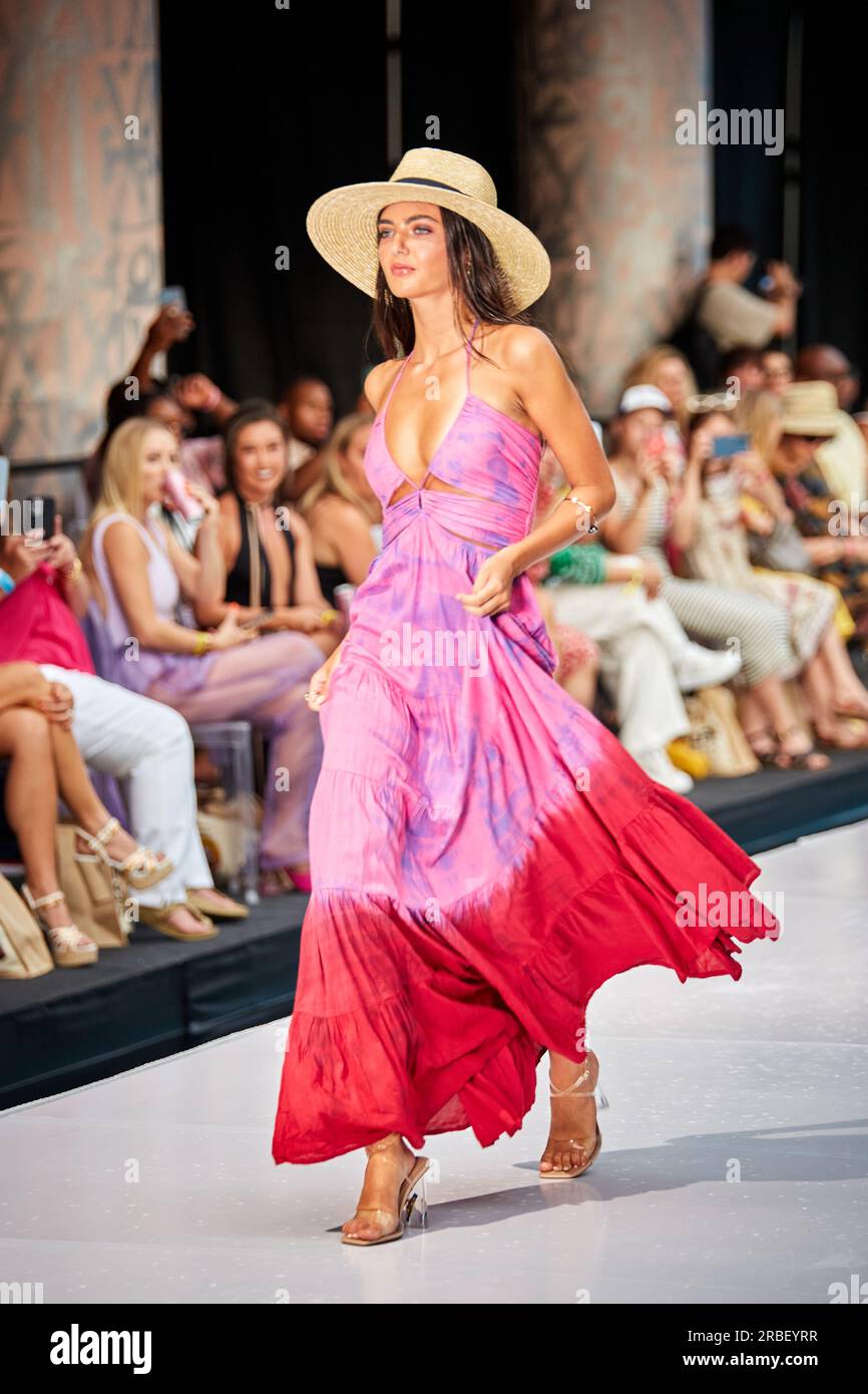 Miami Beach, USA. 09. Juli 2023. MIAMI BEACH, FLORIDA - Ein Model wandert auf dem Laufsteg für die Miami Swim Fashion Show, die von Tiara Hawaii während der Miami Swim Week im SLS Hotel am 08. Juli 2023 präsentiert wird. Kredit: Yaroslav Sabitov/YES Market Media/Alamy Live News. Stockfoto