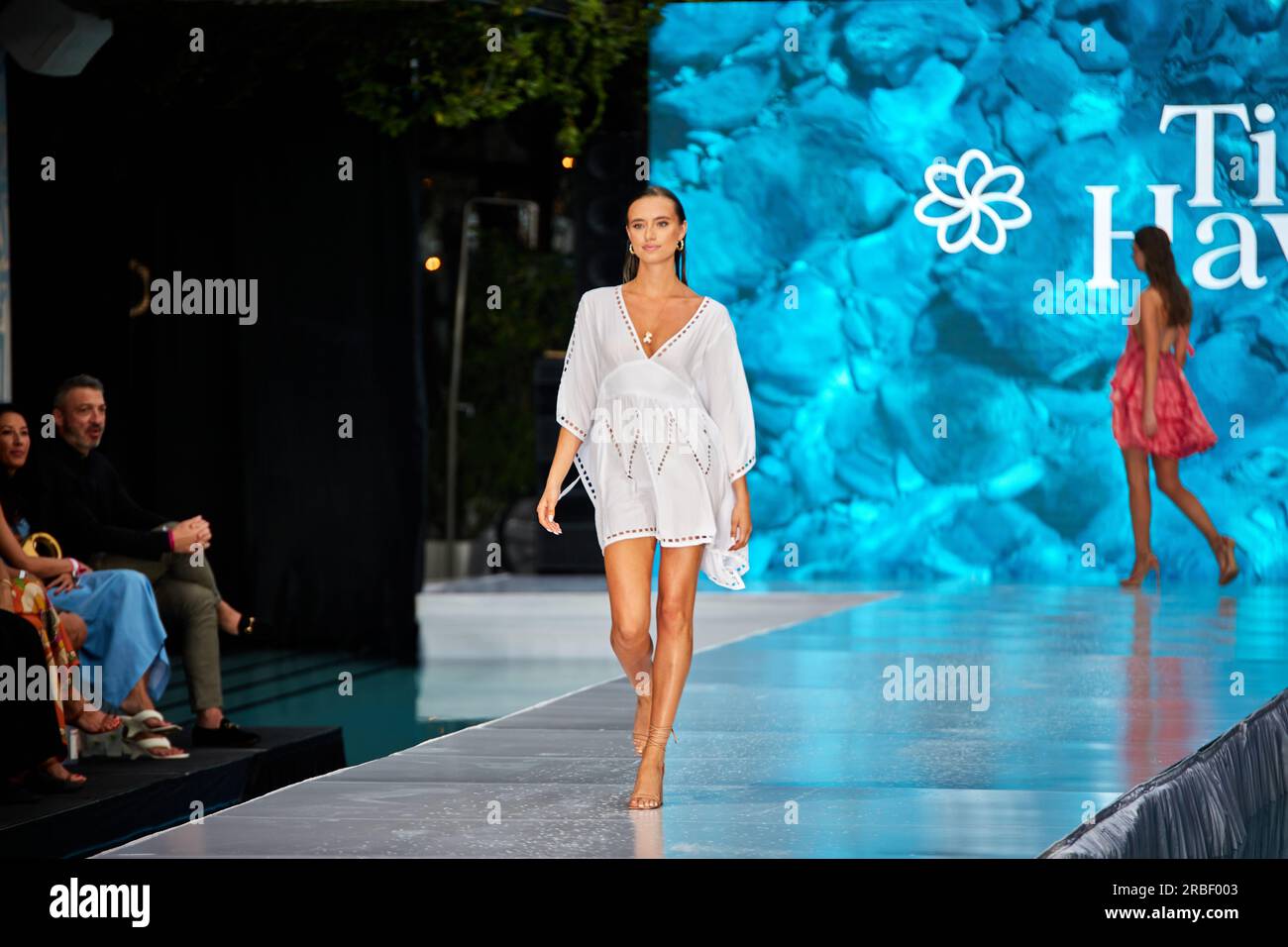 Miami Beach, USA. 09. Juli 2023. MIAMI BEACH, FLORIDA - Ein Model wandert auf dem Laufsteg für die Miami Swim Fashion Show, die von Tiara Hawaii während der Miami Swim Week im SLS Hotel am 08. Juli 2023 präsentiert wird. Kredit: Yaroslav Sabitov/YES Market Media/Alamy Live News. Stockfoto