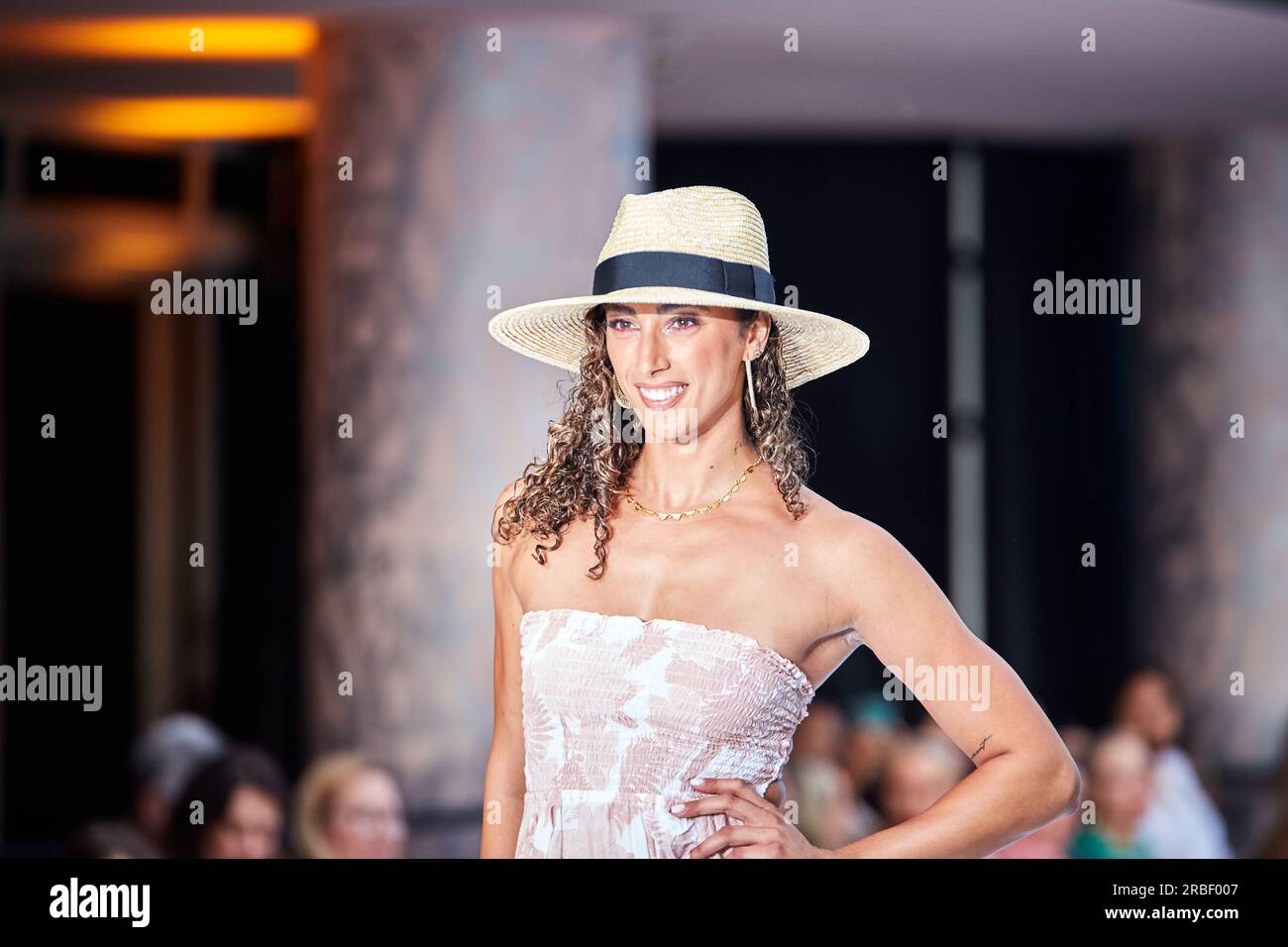 Miami Beach, USA. 09. Juli 2023. MIAMI BEACH, FLORIDA - Ein Model wandert auf dem Laufsteg für die Miami Swim Fashion Show, die von Tiara Hawaii während der Miami Swim Week im SLS Hotel am 08. Juli 2023 präsentiert wird. Kredit: Yaroslav Sabitov/YES Market Media/Alamy Live News. Stockfoto