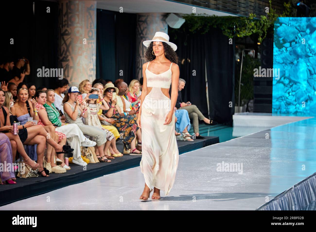 Miami Beach, USA. 09. Juli 2023. MIAMI BEACH, FLORIDA - Ein Model wandert auf dem Laufsteg für die Miami Swim Fashion Show, die von Tiara Hawaii während der Miami Swim Week im SLS Hotel am 08. Juli 2023 präsentiert wird. Kredit: Yaroslav Sabitov/YES Market Media/Alamy Live News. Stockfoto