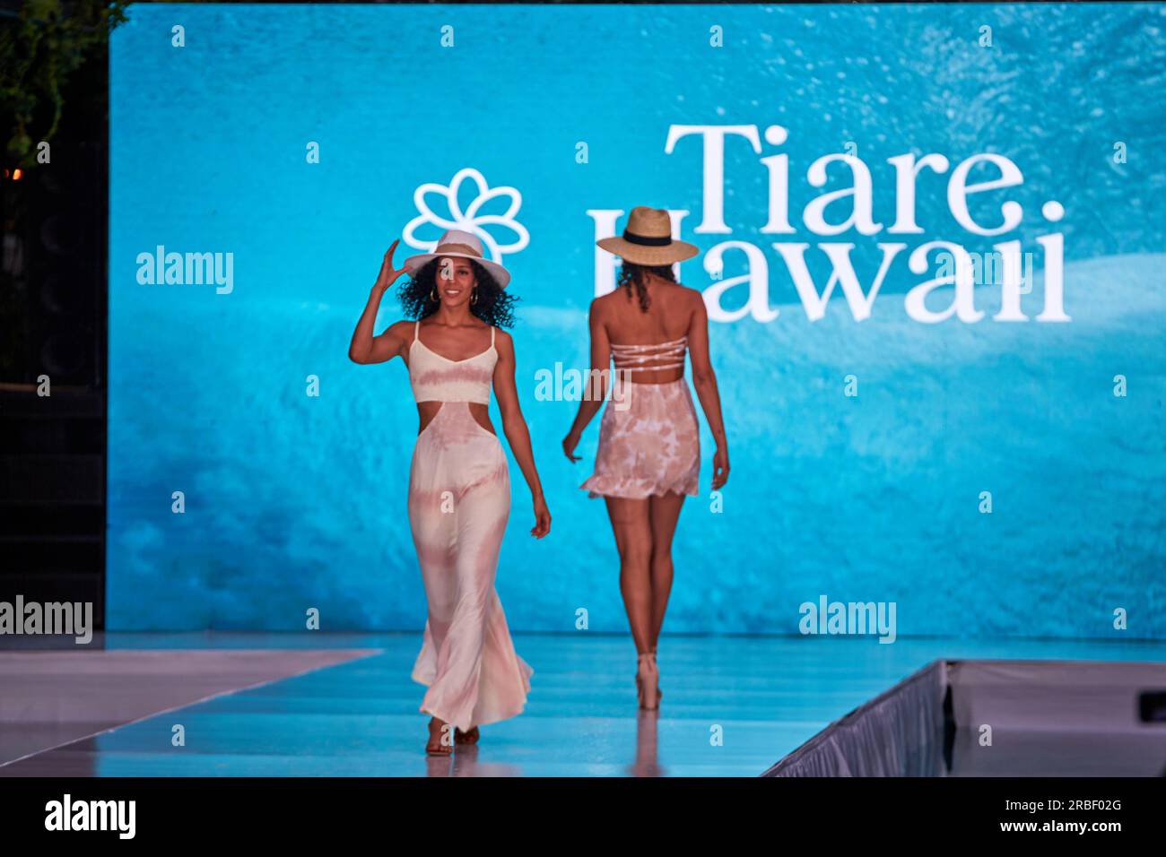 Miami Beach, USA. 09. Juli 2023. MIAMI BEACH, FLORIDA - Ein Model wandert auf dem Laufsteg für die Miami Swim Fashion Show, die von Tiara Hawaii während der Miami Swim Week im SLS Hotel am 08. Juli 2023 präsentiert wird. Kredit: Yaroslav Sabitov/YES Market Media/Alamy Live News. Stockfoto