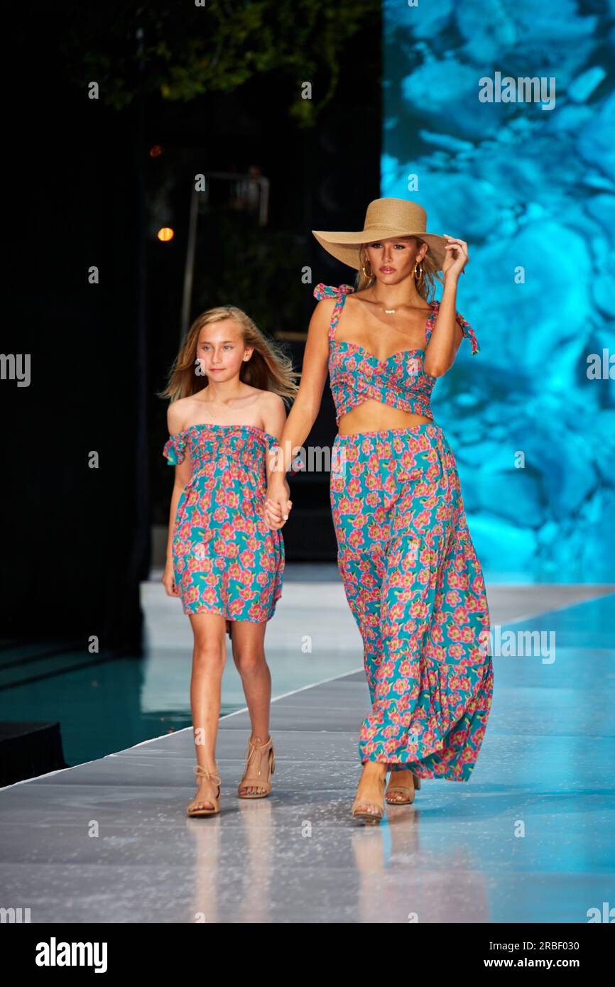 Miami Beach, USA. 09. Juli 2023. MIAMI BEACH, FLORIDA - Ein Model wandert auf dem Laufsteg für die Miami Swim Fashion Show, die von Tiara Hawaii während der Miami Swim Week im SLS Hotel am 08. Juli 2023 präsentiert wird. Kredit: Yaroslav Sabitov/YES Market Media/Alamy Live News. Stockfoto