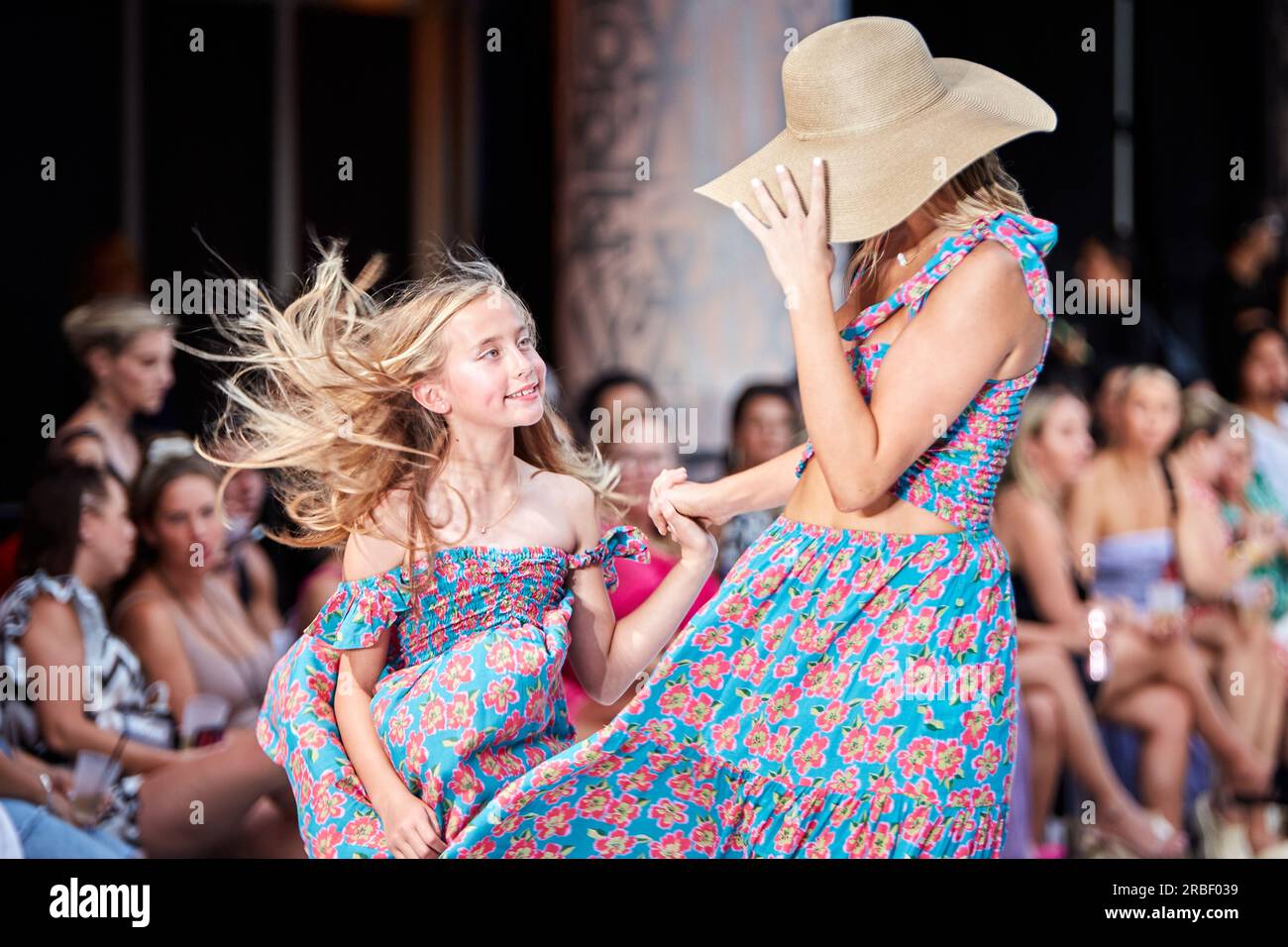 Miami Beach, USA. 09. Juli 2023. MIAMI BEACH, FLORIDA - Ein Model wandert auf dem Laufsteg für die Miami Swim Fashion Show, die von Tiara Hawaii während der Miami Swim Week im SLS Hotel am 08. Juli 2023 präsentiert wird. Kredit: Yaroslav Sabitov/YES Market Media/Alamy Live News. Stockfoto