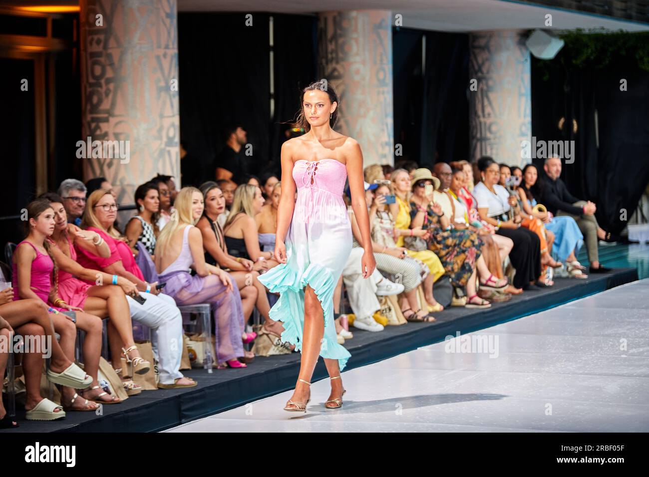 Miami Beach, USA. 09. Juli 2023. MIAMI BEACH, FLORIDA - Ein Model wandert auf dem Laufsteg für die Miami Swim Fashion Show, die von Tiara Hawaii während der Miami Swim Week im SLS Hotel am 08. Juli 2023 präsentiert wird. Kredit: Yaroslav Sabitov/YES Market Media/Alamy Live News. Stockfoto