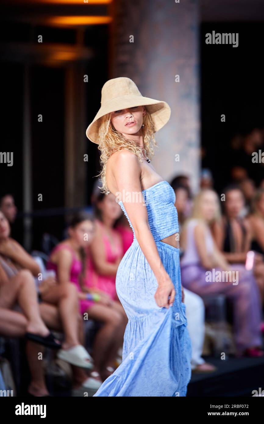 Miami Beach, USA. 09. Juli 2023. MIAMI BEACH, FLORIDA - Ein Model wandert auf dem Laufsteg für die Miami Swim Fashion Show, die von Tiara Hawaii während der Miami Swim Week im SLS Hotel am 08. Juli 2023 präsentiert wird. Kredit: Yaroslav Sabitov/YES Market Media/Alamy Live News. Stockfoto