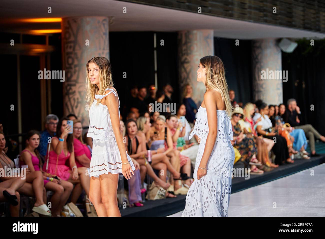 Miami Beach, USA. 09. Juli 2023. MIAMI BEACH, FLORIDA - Ein Model wandert auf dem Laufsteg für die Miami Swim Fashion Show, die von Tiara Hawaii während der Miami Swim Week im SLS Hotel am 08. Juli 2023 präsentiert wird. Kredit: Yaroslav Sabitov/YES Market Media/Alamy Live News. Stockfoto