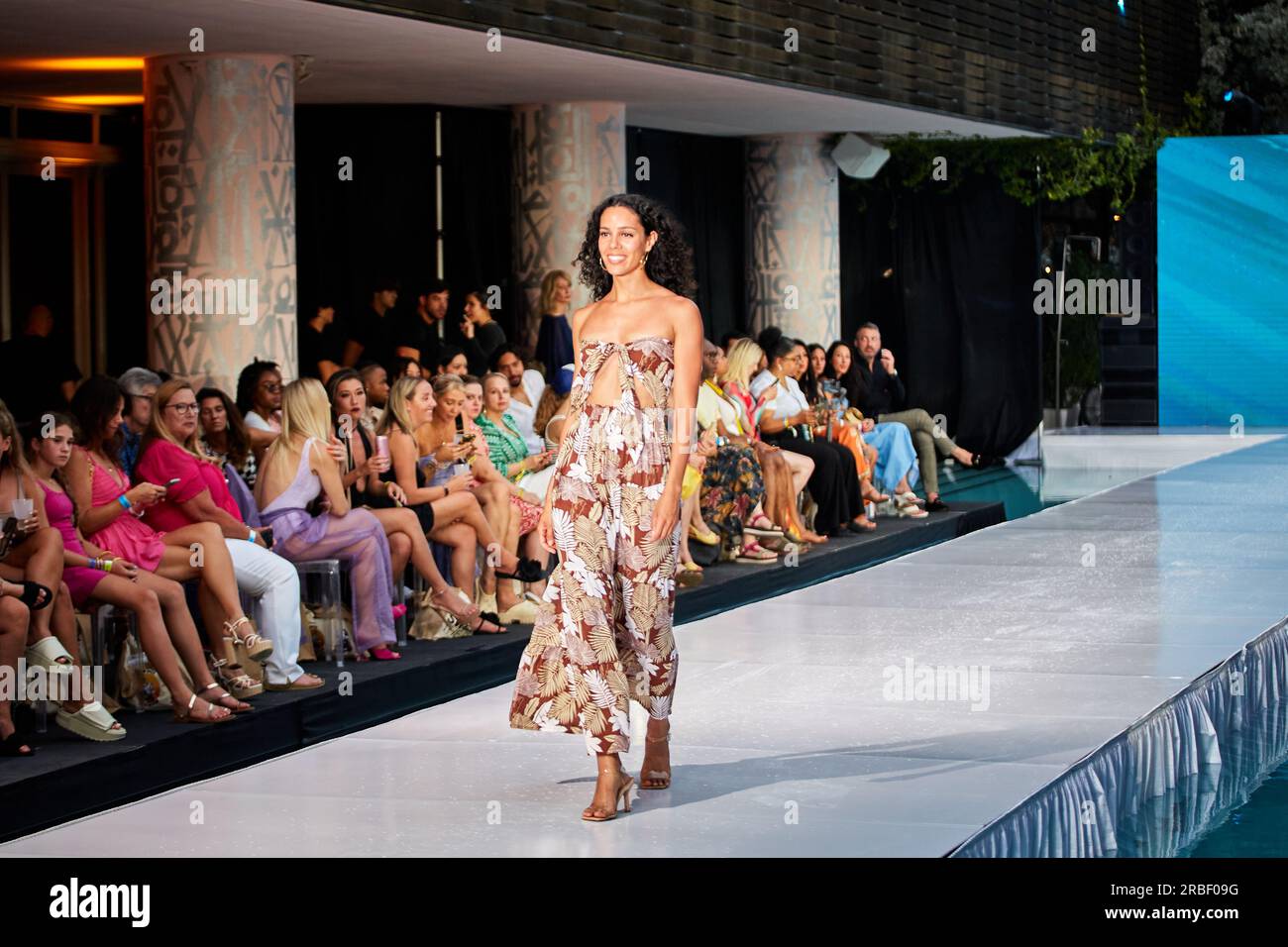 Miami Beach, USA. 09. Juli 2023. MIAMI BEACH, FLORIDA - Ein Model wandert auf dem Laufsteg für die Miami Swim Fashion Show, die von Tiara Hawaii während der Miami Swim Week im SLS Hotel am 08. Juli 2023 präsentiert wird. Kredit: Yaroslav Sabitov/YES Market Media/Alamy Live News. Stockfoto
