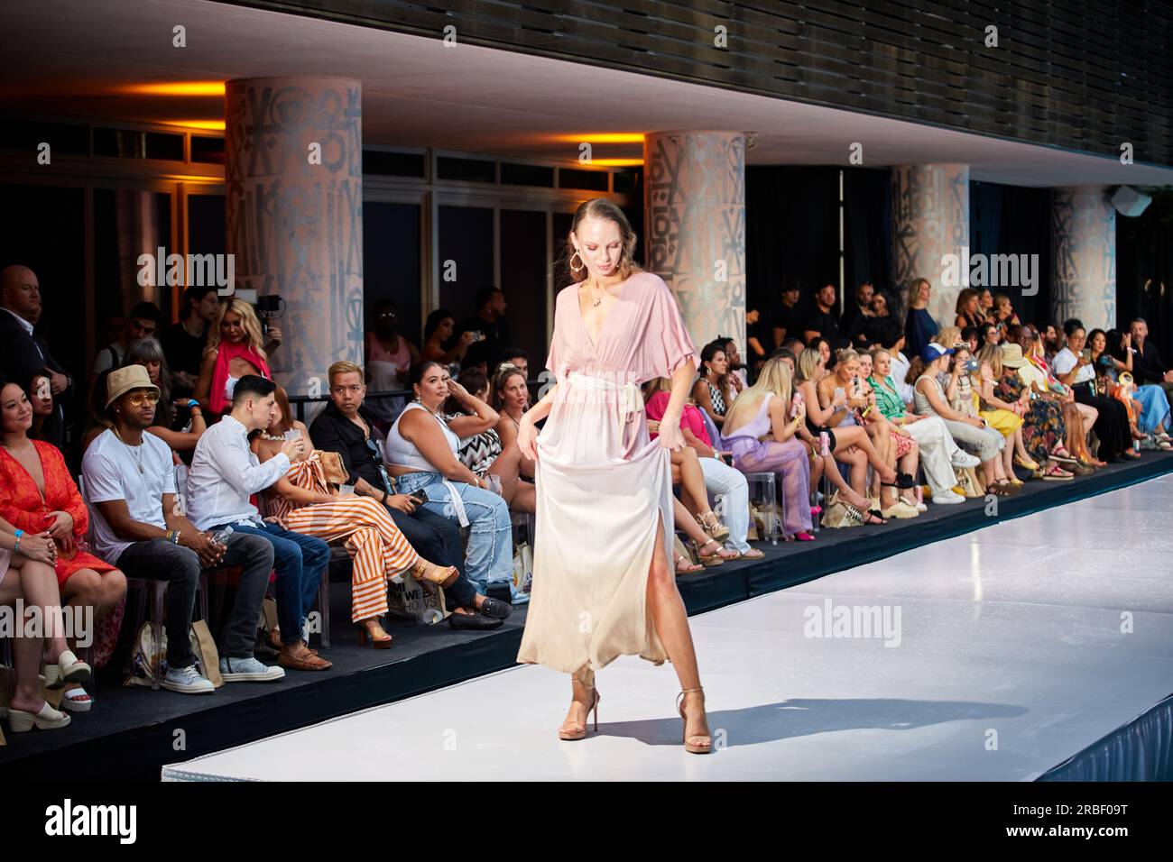 Miami Beach, USA. 09. Juli 2023. MIAMI BEACH, FLORIDA - Ein Model wandert auf dem Laufsteg für die Miami Swim Fashion Show, die von Tiara Hawaii während der Miami Swim Week im SLS Hotel am 08. Juli 2023 präsentiert wird. Kredit: Yaroslav Sabitov/YES Market Media/Alamy Live News. Stockfoto