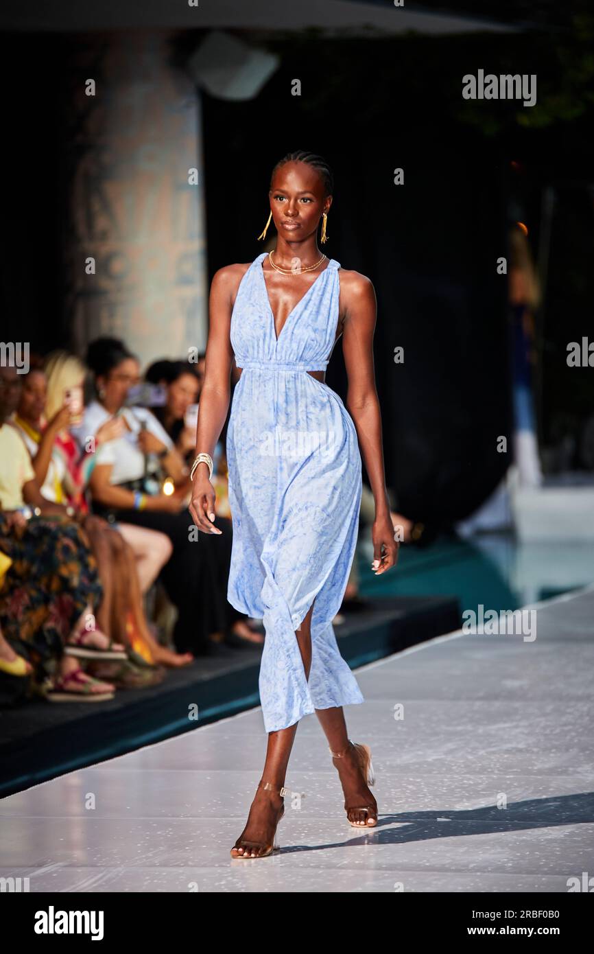 Miami Beach, USA. 09. Juli 2023. MIAMI BEACH, FLORIDA - Ein Model wandert auf dem Laufsteg für die Miami Swim Fashion Show, die von Tiara Hawaii während der Miami Swim Week im SLS Hotel am 08. Juli 2023 präsentiert wird. Kredit: Yaroslav Sabitov/YES Market Media/Alamy Live News. Stockfoto