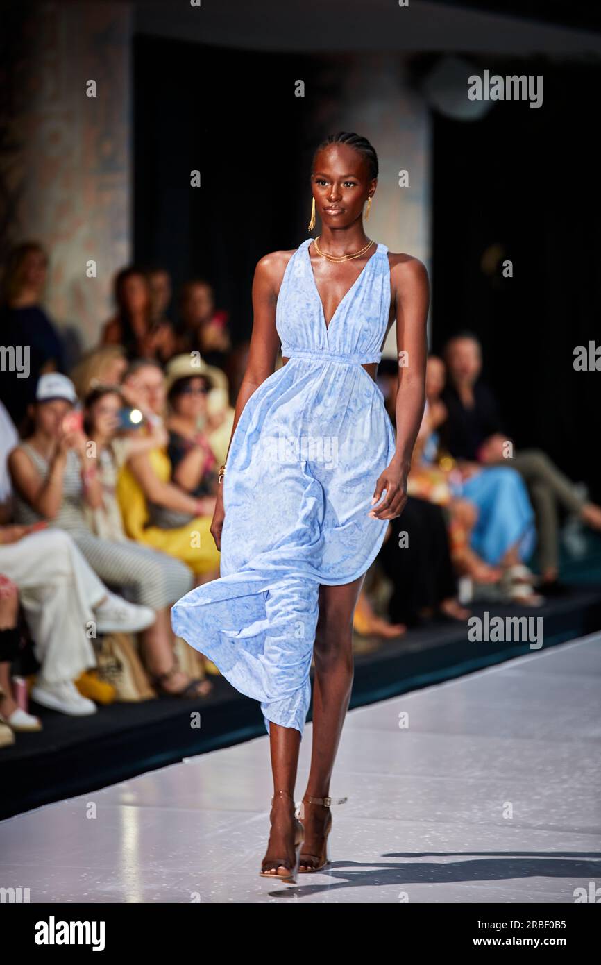 Miami Beach, USA. 09. Juli 2023. MIAMI BEACH, FLORIDA - Ein Model wandert auf dem Laufsteg für die Miami Swim Fashion Show, die von Tiara Hawaii während der Miami Swim Week im SLS Hotel am 08. Juli 2023 präsentiert wird. Kredit: Yaroslav Sabitov/YES Market Media/Alamy Live News. Stockfoto