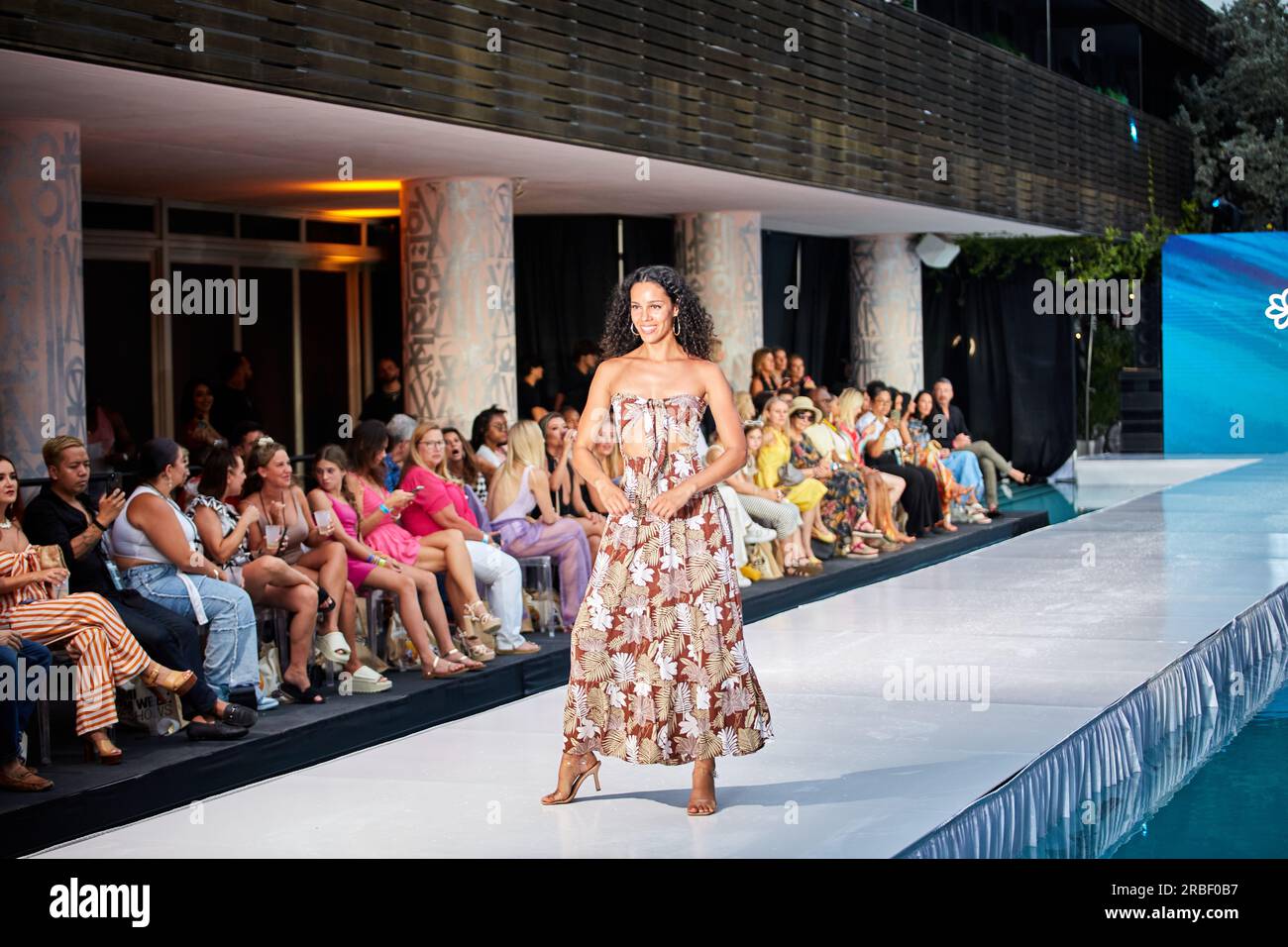 Miami Beach, USA. 09. Juli 2023. MIAMI BEACH, FLORIDA - Ein Model wandert auf dem Laufsteg für die Miami Swim Fashion Show, die von Tiara Hawaii während der Miami Swim Week im SLS Hotel am 08. Juli 2023 präsentiert wird. Kredit: Yaroslav Sabitov/YES Market Media/Alamy Live News. Stockfoto