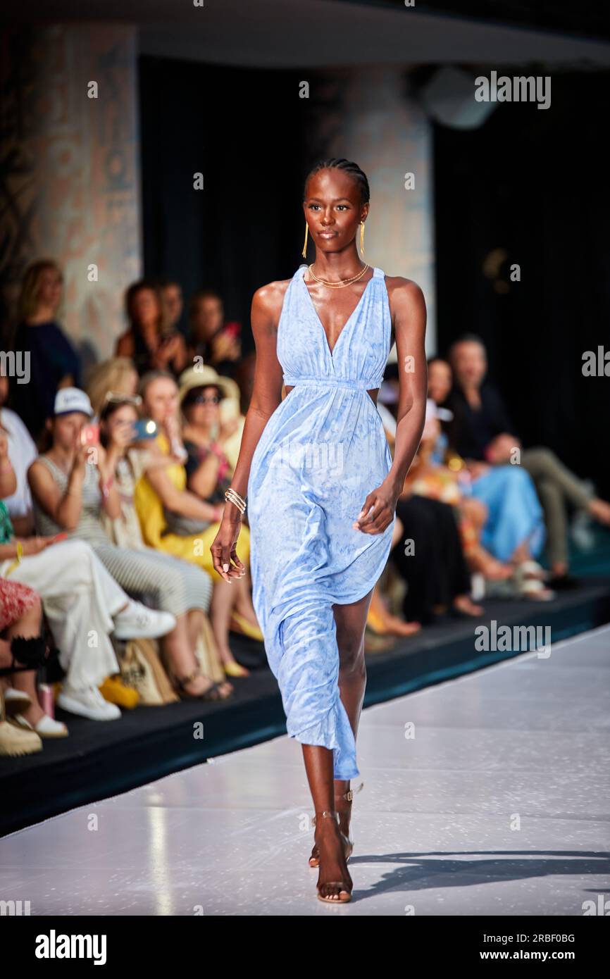 Miami Beach, USA. 09. Juli 2023. MIAMI BEACH, FLORIDA - Ein Model wandert auf dem Laufsteg für die Miami Swim Fashion Show, die von Tiara Hawaii während der Miami Swim Week im SLS Hotel am 08. Juli 2023 präsentiert wird. Kredit: Yaroslav Sabitov/YES Market Media/Alamy Live News. Stockfoto