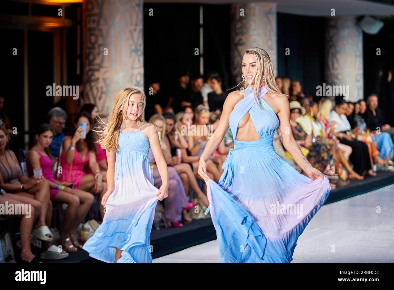 Miami Beach, USA. 09. Juli 2023. MIAMI BEACH, FLORIDA - Ein Model wandert auf dem Laufsteg für die Miami Swim Fashion Show, die von Tiara Hawaii während der Miami Swim Week im SLS Hotel am 08. Juli 2023 präsentiert wird. Kredit: Yaroslav Sabitov/YES Market Media/Alamy Live News. Stockfoto
