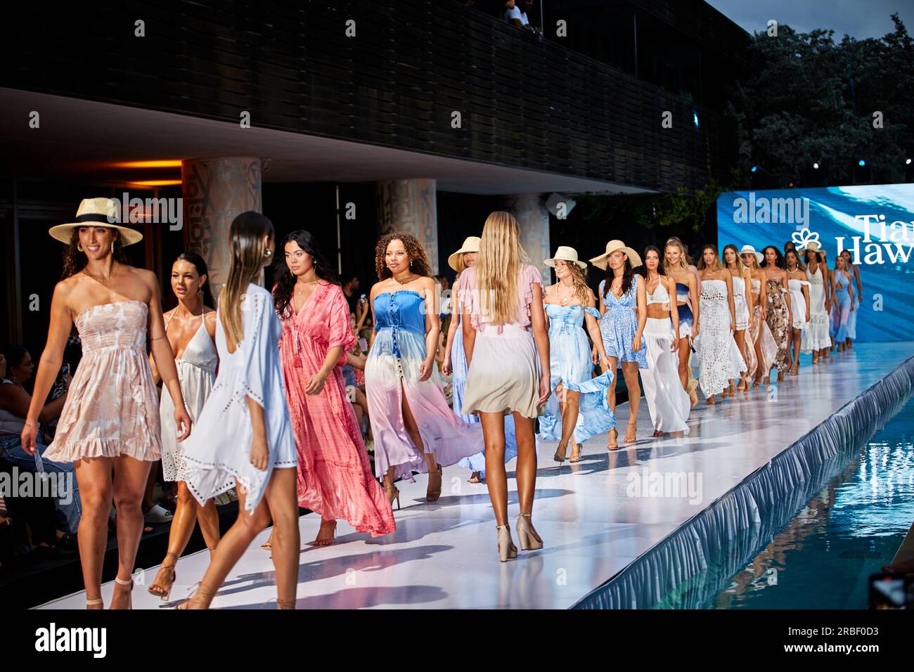 Miami Beach, USA. 09. Juli 2023. MIAMI BEACH, FLORIDA - Ein Model wandert auf dem Laufsteg für die Miami Swim Fashion Show, die von Tiara Hawaii während der Miami Swim Week im SLS Hotel am 08. Juli 2023 präsentiert wird. Kredit: Yaroslav Sabitov/YES Market Media/Alamy Live News. Stockfoto