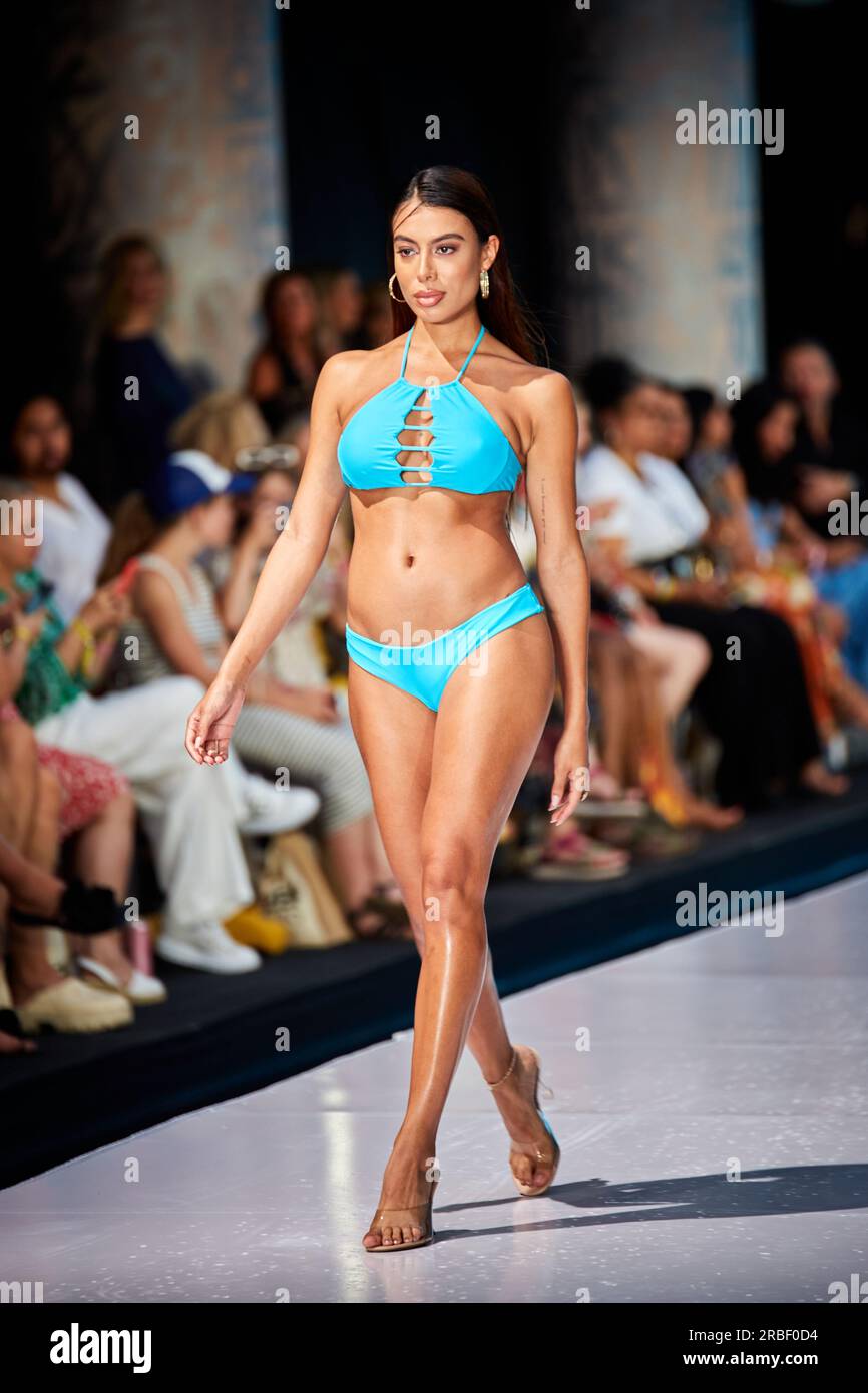 Miami Beach, USA. 09. Juli 2023. MIAMI BEACH, FLORIDA - Ein Model wandert auf dem Laufsteg für die Miami Swim Fashion Show, die von Tiara Hawaii während der Miami Swim Week im SLS Hotel am 08. Juli 2023 präsentiert wird. Kredit: Yaroslav Sabitov/YES Market Media/Alamy Live News. Stockfoto