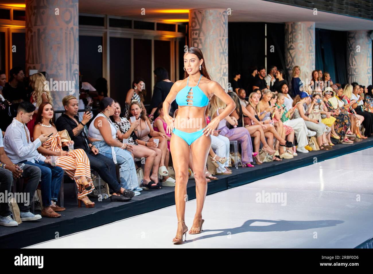 Miami Beach, USA. 09. Juli 2023. MIAMI BEACH, FLORIDA - Ein Model wandert auf dem Laufsteg für die Miami Swim Fashion Show, die von Tiara Hawaii während der Miami Swim Week im SLS Hotel am 08. Juli 2023 präsentiert wird. Kredit: Yaroslav Sabitov/YES Market Media/Alamy Live News. Stockfoto