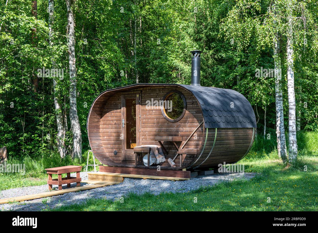 Ovale Fass-Sauna in Kihniö, Finnland Stockfoto