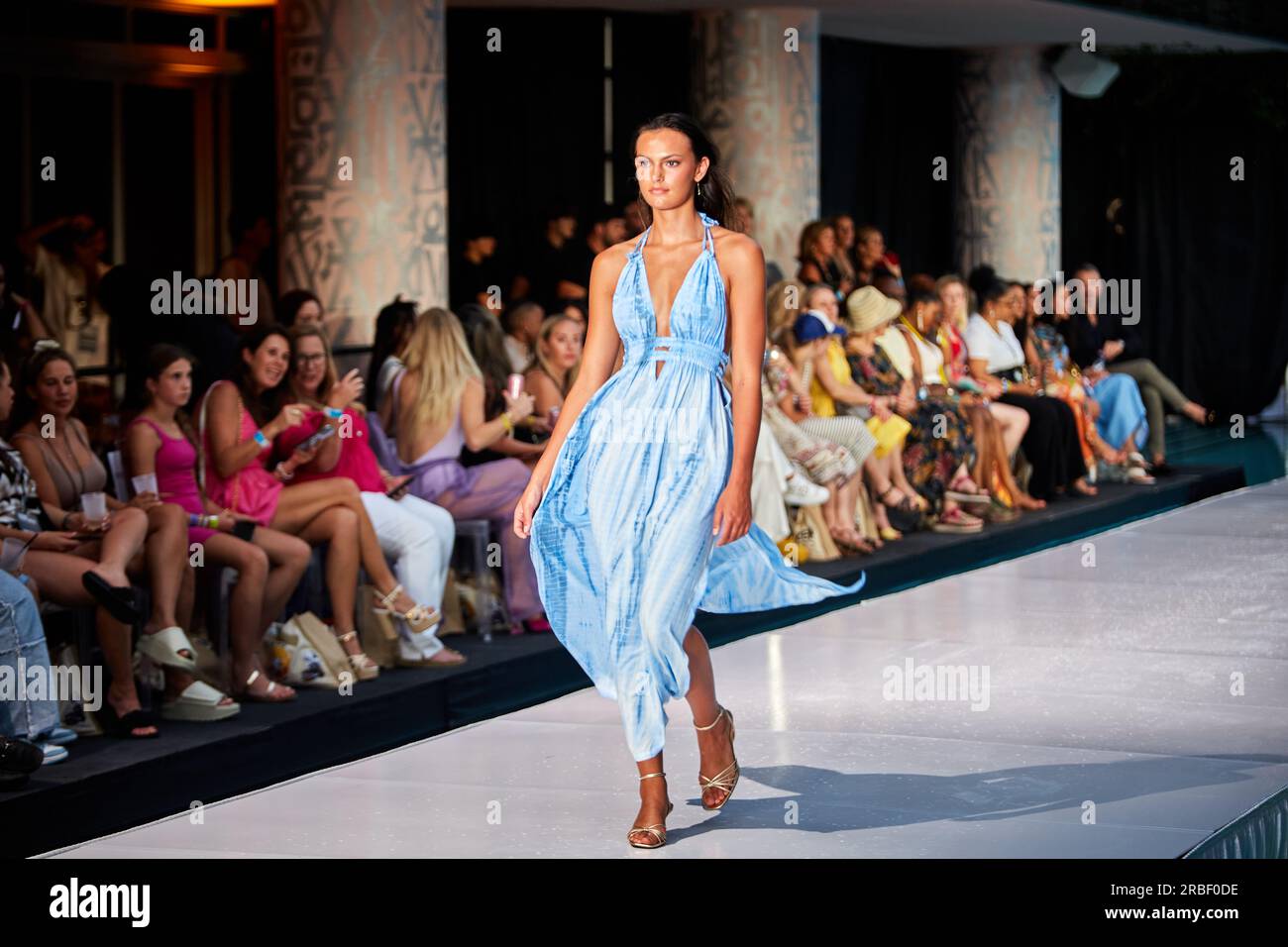 Miami Beach, USA. 09. Juli 2023. MIAMI BEACH, FLORIDA - Ein Model wandert auf dem Laufsteg für die Miami Swim Fashion Show, die von Tiara Hawaii während der Miami Swim Week im SLS Hotel am 08. Juli 2023 präsentiert wird. Kredit: Yaroslav Sabitov/YES Market Media/Alamy Live News. Stockfoto