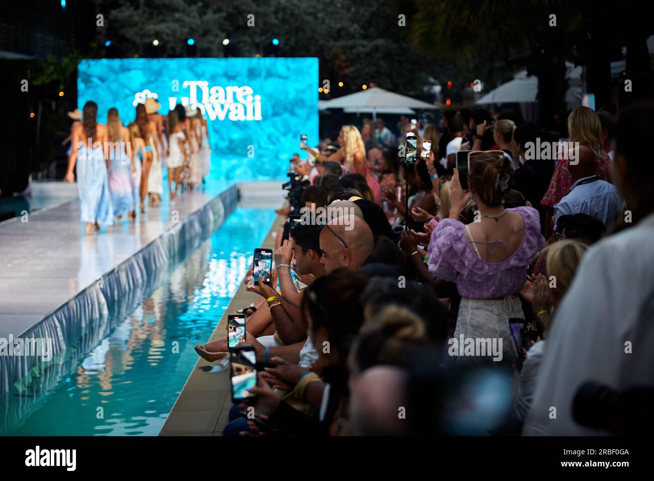 Miami Beach, USA. 09. Juli 2023. MIAMI BEACH, FLORIDA - Ein Model wandert auf dem Laufsteg für die Miami Swim Fashion Show, die von Tiara Hawaii während der Miami Swim Week im SLS Hotel am 08. Juli 2023 präsentiert wird. Kredit: Yaroslav Sabitov/YES Market Media/Alamy Live News. Stockfoto