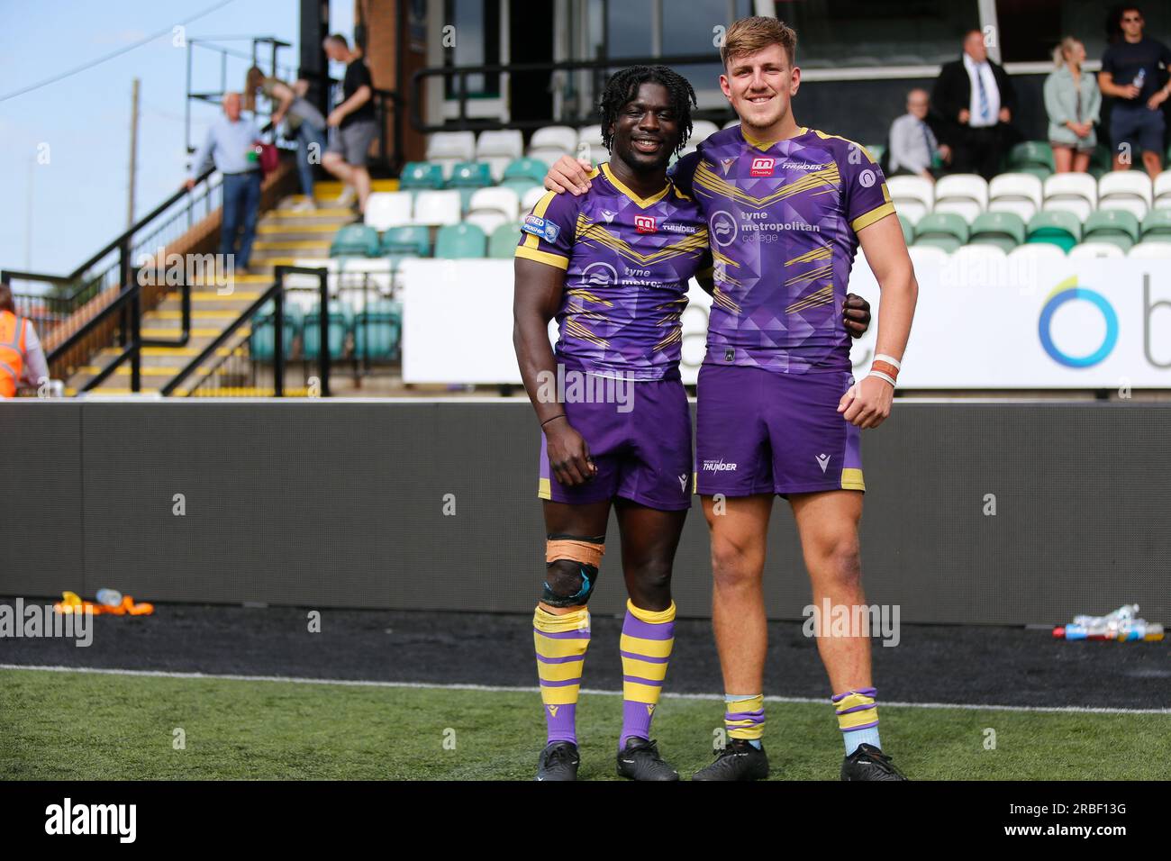 Newcastle, Großbritannien. 11. Juni 2023. Gideon Boafo von Newcastle Thunder (links) und Brad Gallagher werden nach dem Sieg ihrer Seite und anlässlich ihrer 50. Spiele für den Club nach dem BETFRED Championship Match zwischen Newcastle Thunder und Whitehaven RLFC am Sonntag, den 9. Juli 2023, im Kingston Park, Newcastle, abgebildet. (Foto: Chris Lishman | MI News) Kredit: MI News & Sport /Alamy Live News Stockfoto